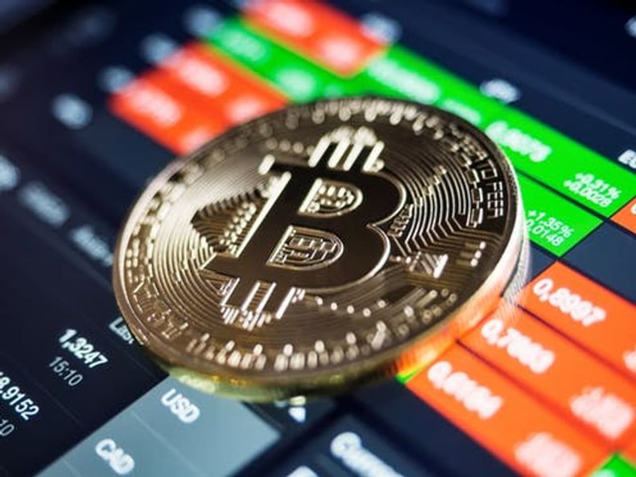 <p><strong>బిట్కాయిన్ అంటే ఏమిటి ?</strong><br /> బిట్కాయిన్ అనేది వర్చువల్ కరెన్సీ. ఇది 2009 సంవత్సరంలో ప్రారంభమైంది, అయితే ఇప్పుడు క్రమంగా బాగా ప్రాచుర్యం పొందింది, ఒక బిట్కాయిన్ ధర లక్షల రూపాయలకు సమానం. చెల్లింపుల కోసం క్రిప్టోగ్రఫీని ఉపయోగిస్తున్నందున దీనిని క్రిప్టోకరెన్సీ అని కూడా పిలుస్తారు. అంటే, ఇప్పుడు ఈ కరెన్సీని భవిష్యత్ కరెన్సీ అని కూడా పిలుస్తారు.<br /> </p> <p><strong>బిట్కాయిన్ అంటే ఏమిటి ?</strong><br /> బిట్కాయిన్ అనేది వర్చువల్ కరెన్సీ. ఇది 2009 సంవత్సరంలో ప్రారంభమైంది, అయితే ఇప్పుడు క్రమంగా బాగా ప్రాచుర్యం పొందింది, ఒక బిట్కాయిన్ ధర లక్షల రూపాయలకు సమానం. చెల్లింపుల కోసం క్రిప్టోగ్రఫీని ఉపయోగిస్తున్నందున దీనిని క్రిప్టోకరెన్సీ అని కూడా పిలుస్తారు. అంటే, ఇప్పుడు ఈ కరెన్సీని భవిష్యత్ కరెన్సీ అని కూడా పిలుస్తారు.<br /> </p>