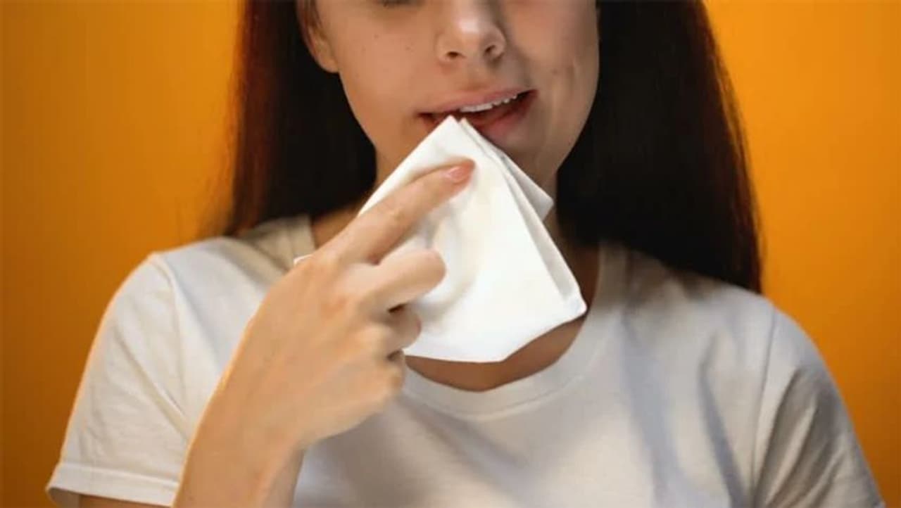 <p>ಮೇಕ್ಅಪ್ ಅನ್ನು ದೀರ್ಘಕಾಲ ಇಟ್ಟುಕೊಳ್ಳುವುದರಿಂದ ಚರ್ಮವು ಅದರ ನೈಸರ್ಗಿಕ ಕಾರ್ಯವಿಧಾನ ಸೇರಿದಂತೆ ಸಾಮಾನ್ಯ ಕಾರ್ಯಗಳನ್ನು ನಿರ್ವಹಿಸುವುದನ್ನು ತಡೆಯಬಹುದು. ಇದಲ್ಲದೆ, ಇದು ತ್ವಚೆಯ&nbsp;ರಂಧ್ರಗಳನ್ನು ಮುಚ್ಚಿಹಾಕುತ್ತದೆ, ಚರ್ಮದ ತೇವಾಂಶವನ್ನು ತೆಗೆದುಹಾಕುತ್ತದೆ ಮತ್ತು ಚರ್ಮಕ್ಕೆ ಗೋಡೆಯಾಗಿ ಅಡ್ಡಿಪಡಿಸುತ್ತದೆ. ಮೇಕಪ್ ಉತ್ಪನ್ನಗಳಲ್ಲಿರುವ ರಾಸಾಯನಿಕಗಳು ಚರ್ಮಕ್ಕೆ ಹಾನಿಯನ್ನುಂಟುಮಾಡುತ್ತವೆ, ಇದು ದೀರ್ಘಕಾಲದ ಸಮಸ್ಯೆಗಳನ್ನು ಉಂಟುಮಾಡುತ್ತದೆ.&nbsp;</p>