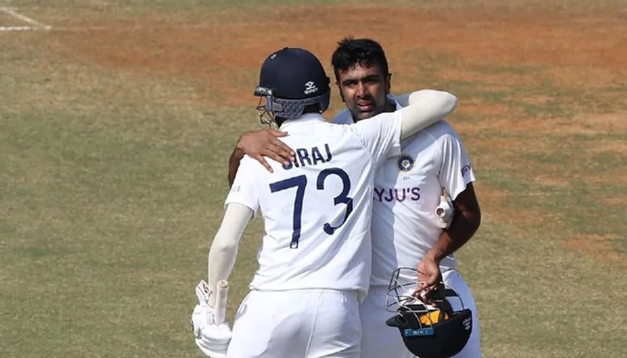 <p>మూడో రోజు ఓవర్నైట్ స్కోరు 54/1 వద్ద మూడో రోజు ప్రారంభించిన భారత జట్టు, రవిచంద్రన్ అశ్విన్ అద్వితీయ సెంచరీ, విరాట్ కోహ్లీ అద్భుత హాఫ్ సెంచరీ కారణంగా రెండో ఇన్నింగ్స్లో 286 పరుగులు చేసి ఆలౌట్ అయ్యింది.</p> <p>మూడో రోజు ఓవర్నైట్ స్కోరు 54/1 వద్ద మూడో రోజు ప్రారంభించిన భారత జట్టు, రవిచంద్రన్ అశ్విన్ అద్వితీయ సెంచరీ, విరాట్ కోహ్లీ అద్భుత హాఫ్ సెంచరీ కారణంగా రెండో ఇన్నింగ్స్లో 286 పరుగులు చేసి ఆలౌట్ అయ్యింది.</p>