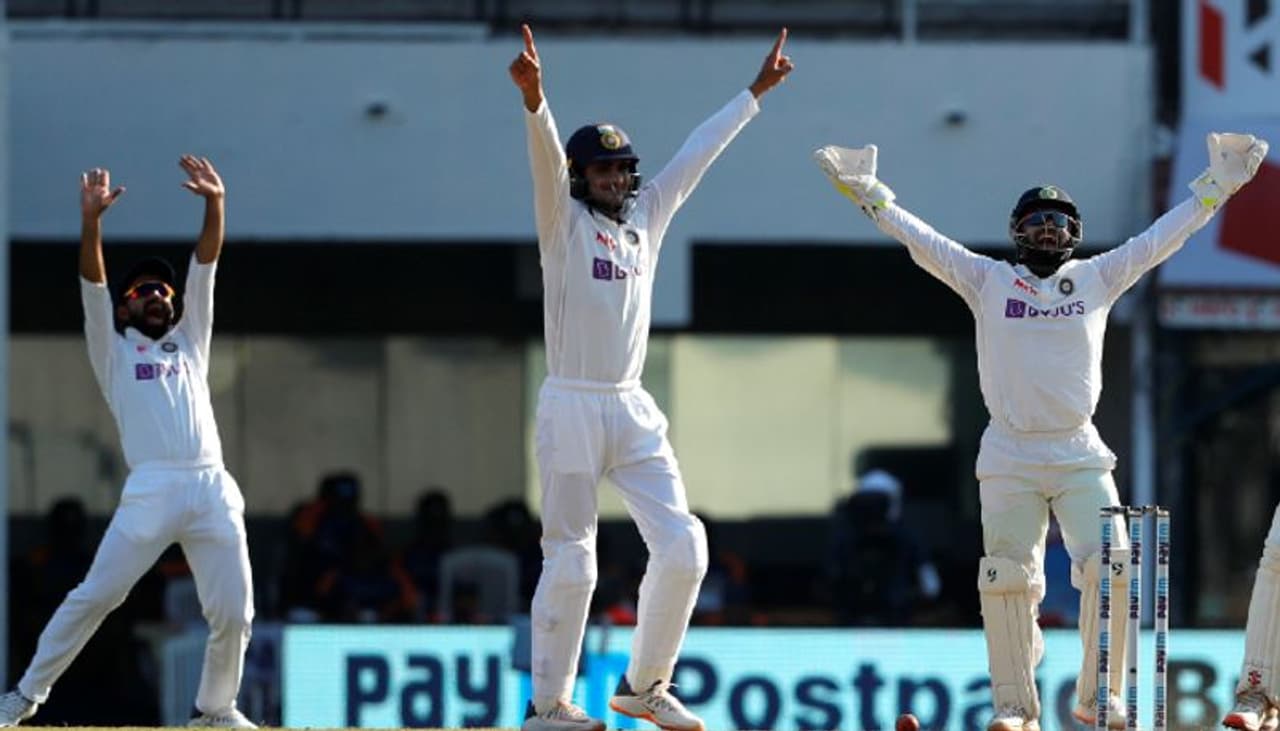 <p>మూడో రోజు అక్షర్ పటేల్ వేసిన ఆఖరి ఓవర్లో అవుటయ్యే ప్రమాదం నుంచి తప్పించుకున్నాడు జో రూట్. అక్షర్ పటేల్ బౌలింగ్లో షాట్ ఆడేందుకు ప్రయత్నించిన జో రూట్, బంతిని పూర్తిగా మిస్ అయ్యాడు. అంపైర్ అవుట్ ఇవ్వకపోవడంతో టీమిండియా రివ్యూ తీసుకుంది. </p> <p>మూడో రోజు అక్షర్ పటేల్ వేసిన ఆఖరి ఓవర్లో అవుటయ్యే ప్రమాదం నుంచి తప్పించుకున్నాడు జో రూట్. అక్షర్ పటేల్ బౌలింగ్లో షాట్ ఆడేందుకు ప్రయత్నించిన జో రూట్, బంతిని పూర్తిగా మిస్ అయ్యాడు. అంపైర్ అవుట్ ఇవ్వకపోవడంతో టీమిండియా రివ్యూ తీసుకుంది. </p>