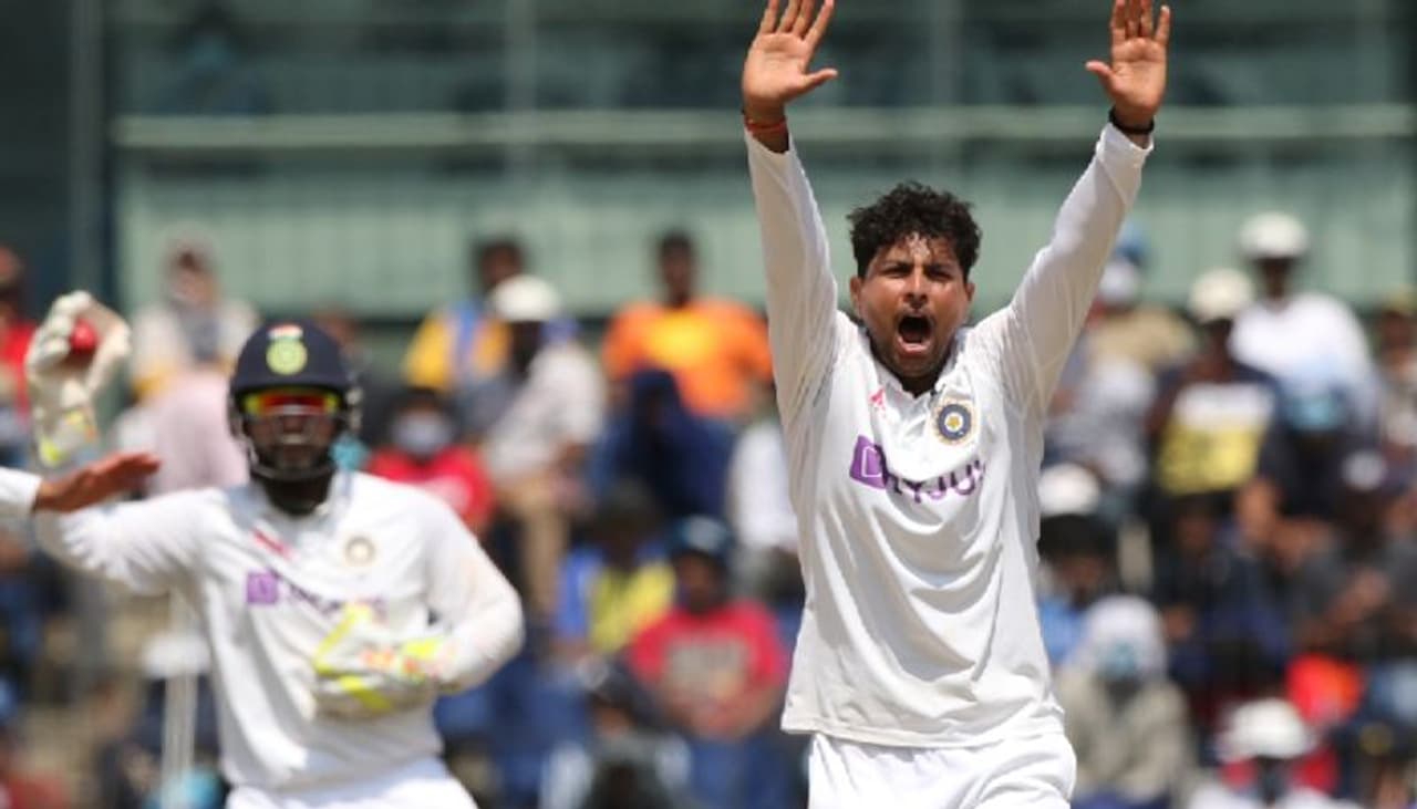 <p>మొదటి టెస్టులో షాబజ్ నదీం ఆశించిన స్థాయిలో ఆకట్టుకోలేకపోవడంతో అతన్ని పక్కనబెట్టిన విరాట్ కోహ్లీ, అతని స్థానంలో అక్షర్ పటేల్ను జట్టులోకి తీసుకున్నాడు. అలాగే బ్యాటుతో రాణించినా, బాల్తో వికెట్లు తీయలేకపోయిన సుందర్ స్థానంలో కుల్దీప్ యాదవ్ జట్టులోకి వచ్చాడు.</p> <p>మొదటి టెస్టులో షాబజ్ నదీం ఆశించిన స్థాయిలో ఆకట్టుకోలేకపోవడంతో అతన్ని పక్కనబెట్టిన విరాట్ కోహ్లీ, అతని స్థానంలో అక్షర్ పటేల్ను జట్టులోకి తీసుకున్నాడు. అలాగే బ్యాటుతో రాణించినా, బాల్తో వికెట్లు తీయలేకపోయిన సుందర్ స్థానంలో కుల్దీప్ యాదవ్ జట్టులోకి వచ్చాడు.</p>