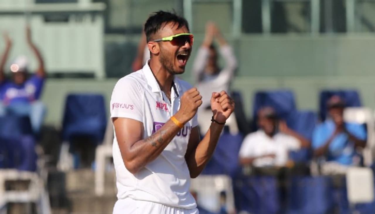 <p>ఇంగ్లాండ్ ఇన్నింగ్స్లో కెప్టెన్ జో రూట్ 92 బంతుల్లో 3 ఫోర్లతో 33 పరుగులు చేసి అక్షర్ పటేల్ బౌలింగ్లో అవుట్ అయ్యాడు. అంపైర్స్ కాల్ నిర్ణయం వల్ల ఓసారి, సిరాజ్ క్యాచ్ డ్రాప్ చేయడంతో రెండుసార్లు అవుటయ్యే ప్రమాదం నుంచి తప్పించుకున్న జో రూట్, అక్షర్ పటేల్ బౌలింగ్లో రహానేకి క్యాచ్ ఇచ్చి పెవిలియన్ చేరాడు.</p> <p>ఇంగ్లాండ్ ఇన్నింగ్స్లో కెప్టెన్ జో రూట్ 92 బంతుల్లో 3 ఫోర్లతో 33 పరుగులు చేసి అక్షర్ పటేల్ బౌలింగ్లో అవుట్ అయ్యాడు. అంపైర్స్ కాల్ నిర్ణయం వల్ల ఓసారి, సిరాజ్ క్యాచ్ డ్రాప్ చేయడంతో రెండుసార్లు అవుటయ్యే ప్రమాదం నుంచి తప్పించుకున్న జో రూట్, అక్షర్ పటేల్ బౌలింగ్లో రహానేకి క్యాచ్ ఇచ్చి పెవిలియన్ చేరాడు.</p>