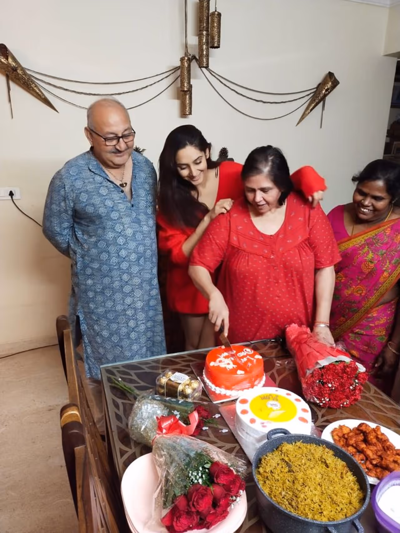 <p>ಸೋಷಿಯಲ್ ಮೀಡಿಯಾದಲ್ಲಿ ಪೋಷಕರ ಜೊತೆಗಿರುವ ಫೋಟೋಗಳನ್ನು ಹೆಚ್ಚಾಗಿ ಅಪ್ಲೋಡ್ ಮಾಡುತ್ತಿರುವ ರಾಗಿಣಿ.</p>