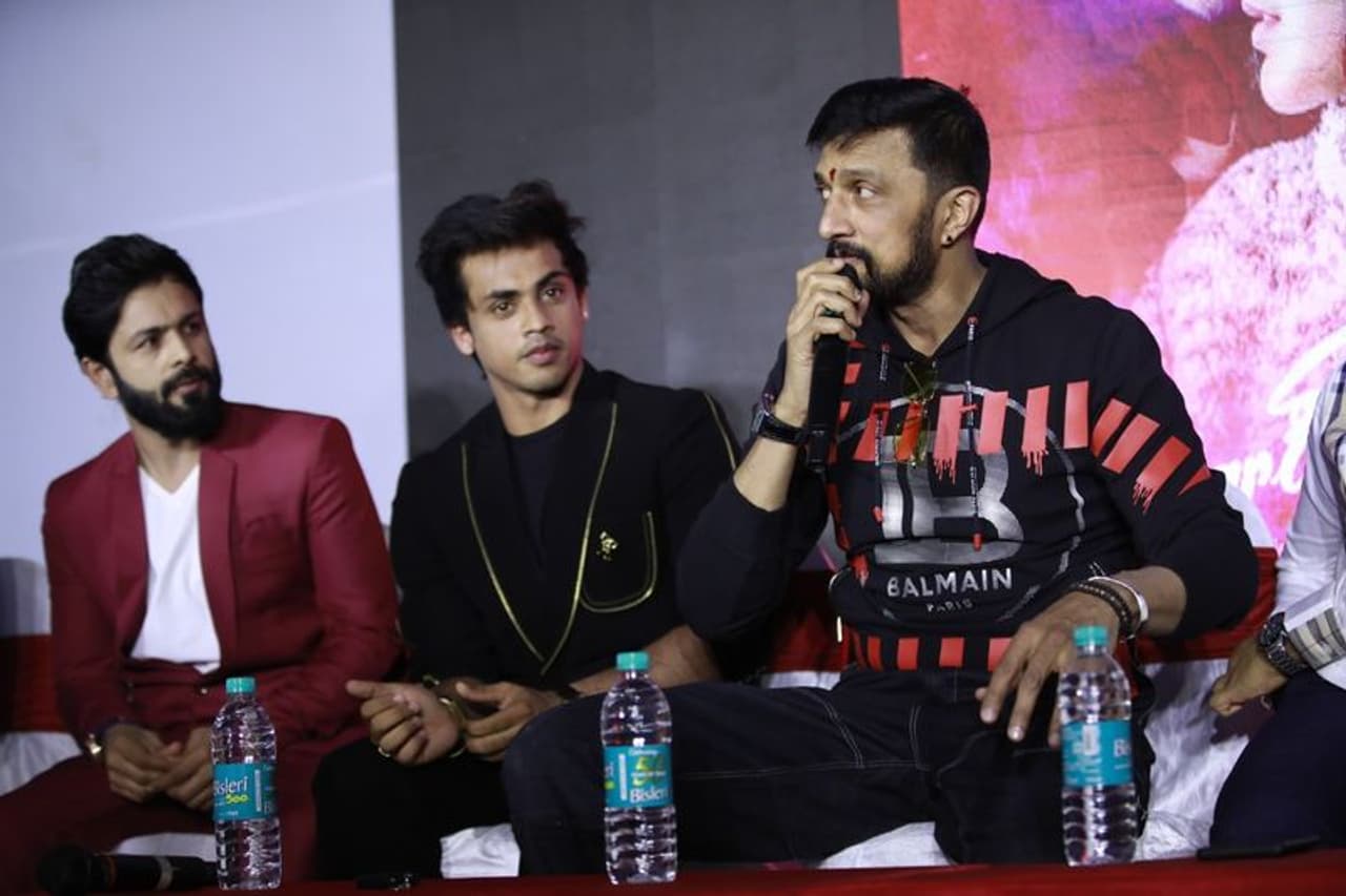 <p>ಡಿಯರ್ ಕಣ್ಮಣಿ ಚಿತ್ರದ ಶೀರ್ಷಿಕೆ ಹಾಗೂ ಪೋಸ್ಟರ್ ಅನಾವರಣಗೊಳಿಸಿದ ಕಿಚ್ಚ ಸುದೀಪ್.</p>