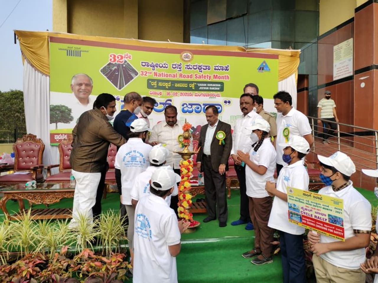 <p><br />32 ನೇ ರಾಷ್ಟ್ರೀಯ ರಸ್ತೆ ಸುರಕ್ಷತಾ ಮಾಸಾಚರಣೆ ಹಿನ್ನೆಲೆಯಲ್ಲಿ,ದೇವರಚಿಕ್ಕನಹಳ್ಳಿಯ ಪ್ರಾದೇಶಿಕ ಸಾರಿಗೆ ಕಚೇರಿ ಆವರಣದಲ್ಲಿ ಇಂದು ಸೈಕಲ್ ಜಾಥ ಹಮ್ಮಿಕೊಳ್ಳಲಾಗಿತ್ತು,ಈ ಮೂಲಕ ಪ್ರತಿಯೊಬ್ಬರು ರಸ್ತೆ ಸುರಕ್ಷತಾ ನಿಯಮಗಳನ್ನು ಪಾಲಿಸುವಂತೆ ಕಿವಿ ಮಾತು ಹೇಳಲಾಯಿತು.</p> <p><br />32 ನೇ ರಾಷ್ಟ್ರೀಯ ರಸ್ತೆ ಸುರಕ್ಷತಾ ಮಾಸಾಚರಣೆ ಹಿನ್ನೆಲೆಯಲ್ಲಿ,ದೇವರಚಿಕ್ಕನಹಳ್ಳಿಯ ಪ್ರಾದೇಶಿಕ ಸಾರಿಗೆ ಕಚೇರಿ ಆವರಣದಲ್ಲಿ ಇಂದು ಸೈಕಲ್ ಜಾಥ ಹಮ್ಮಿಕೊಳ್ಳಲಾಗಿತ್ತು,ಈ ಮೂಲಕ ಪ್ರತಿಯೊಬ್ಬರು ರಸ್ತೆ ಸುರಕ್ಷತಾ ನಿಯಮಗಳನ್ನು ಪಾಲಿಸುವಂತೆ ಕಿವಿ ಮಾತು ಹೇಳಲಾಯಿತು.</p>