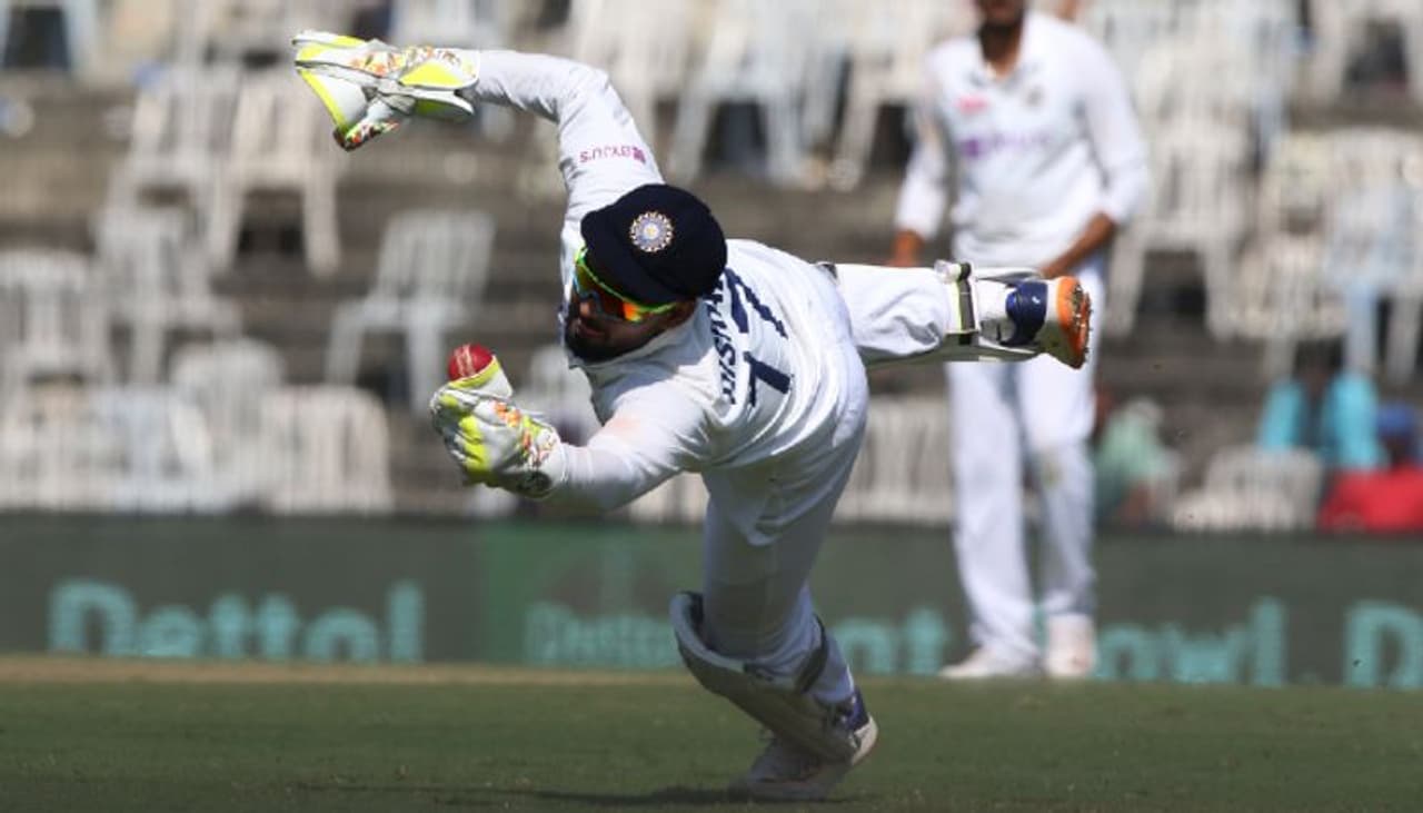 <p>ఇంగ్లాండ్ తొలి ఇన్నింగ్స్లో ఓల్లీ పోప్, జాక్ లీచ్ల అవుట్ చేసేందుకు కళ్లు చెదిరే క్యాచులు అందుకున్నాడు రిషబ్ పంత్... రెండో ఇన్నింగ్సలో బ్యాటింగ్లో పెద్దగా రాణించలేకపోయినా ఆ లోటుని వికెట్ కీపింగ్తో భర్తీ చేశాడు రిషబ్ పంత్...</p> <p>ఇంగ్లాండ్ తొలి ఇన్నింగ్స్లో ఓల్లీ పోప్, జాక్ లీచ్ల అవుట్ చేసేందుకు కళ్లు చెదిరే క్యాచులు అందుకున్నాడు రిషబ్ పంత్... రెండో ఇన్నింగ్సలో బ్యాటింగ్లో పెద్దగా రాణించలేకపోయినా ఆ లోటుని వికెట్ కీపింగ్తో భర్తీ చేశాడు రిషబ్ పంత్...</p>