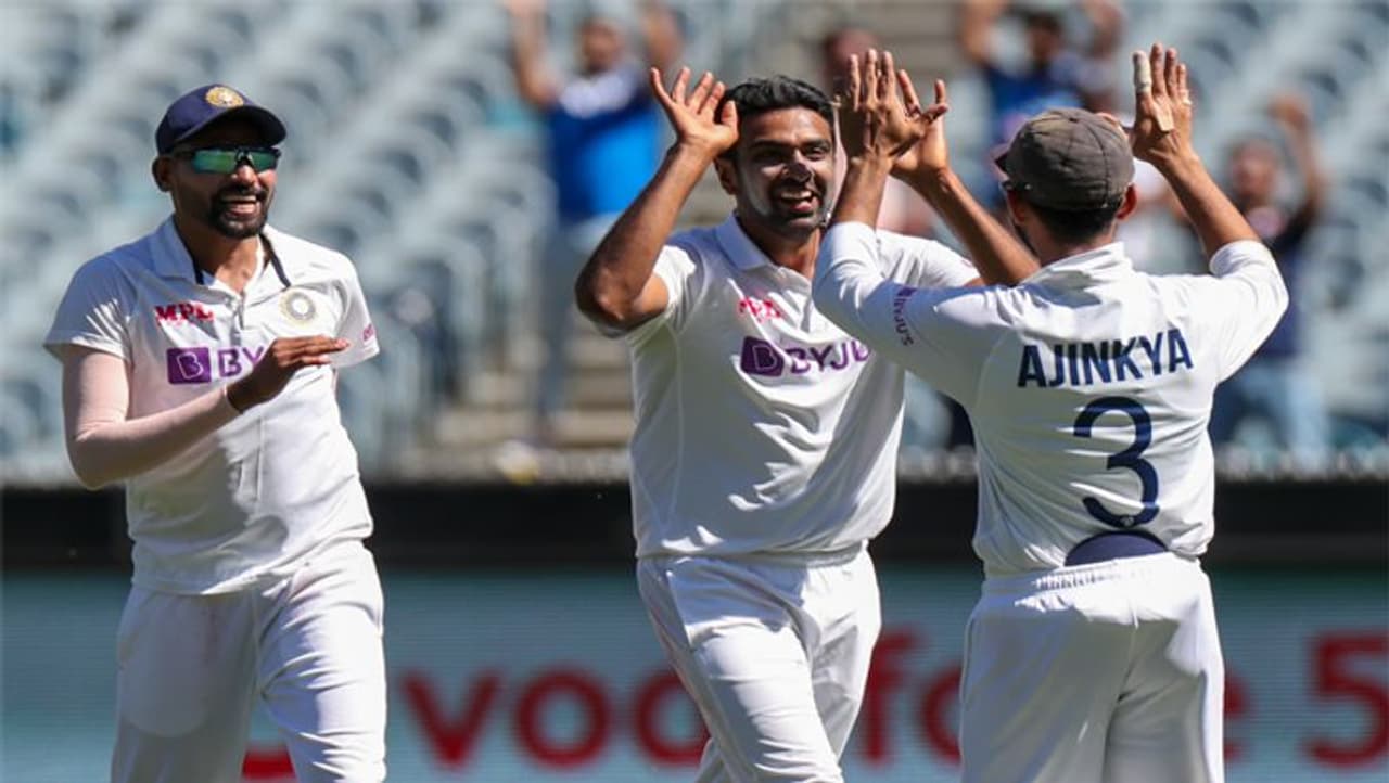 <p>రవిచంద్రన్ అశ్విన్ బౌండరీ లైన్ దగ్గర ఫీల్డింగ్ చేస్తున్న సమయంలో ప్రేక్షకుల్లో నుంచి కొందరు ‘వలిమై అప్డేట్ చెప్పండి బ్రో’ అంటూ అడిగారట. అప్పటిదాకా ‘వలిమై’ సినిమా గురించి కూడా తనకి తెలియదని, ఆరోజు సాయంత్రం గూగుల్ చేసి అంతా తెలుసుకున్నానని చెప్పాడు...</p> <p>రవిచంద్రన్ అశ్విన్ బౌండరీ లైన్ దగ్గర ఫీల్డింగ్ చేస్తున్న సమయంలో ప్రేక్షకుల్లో నుంచి కొందరు ‘వలిమై అప్డేట్ చెప్పండి బ్రో’ అంటూ అడిగారట. అప్పటిదాకా ‘వలిమై’ సినిమా గురించి కూడా తనకి తెలియదని, ఆరోజు సాయంత్రం గూగుల్ చేసి అంతా తెలుసుకున్నానని చెప్పాడు...</p>