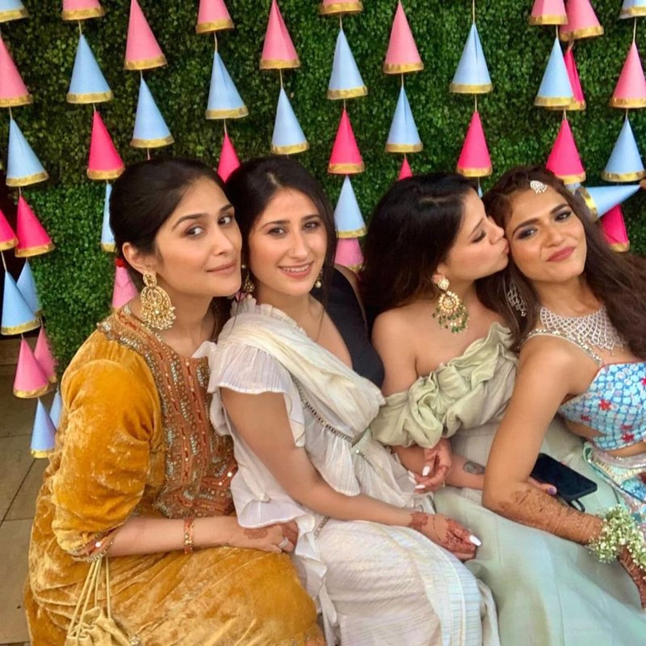 <p>ಧೋನಿ ಪತ್ನಿ ಸಾಕ್ಷಿಯ ಫ್ರೆಂಡ್ಸ್ ಲಿಸ್ಟ್ ಸಾಕಷ್ಟು ದೊಡ್ಡದಿದೆ. ಅವರು ಸದಾ ತಮ್ಮ ಗರ್ಲ್ ಗ್ಯಾಂಗ್ ಜೊತೆ ಎಂಜಾಯ್ ಮಾಡುತ್ತಾರೆ.</p> <p>ಧೋನಿ ಪತ್ನಿ ಸಾಕ್ಷಿಯ ಫ್ರೆಂಡ್ಸ್ ಲಿಸ್ಟ್ ಸಾಕಷ್ಟು ದೊಡ್ಡದಿದೆ. ಅವರು ಸದಾ ತಮ್ಮ ಗರ್ಲ್ ಗ್ಯಾಂಗ್ ಜೊತೆ ಎಂಜಾಯ್ ಮಾಡುತ್ತಾರೆ.</p>