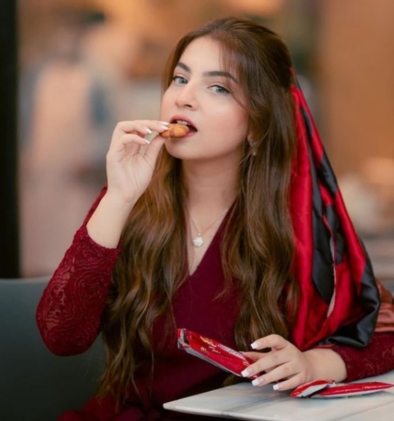 <p>ಈಕೆಯೇ ನೋಡಿ ದನನೀರ್. ಹೆಸರು ಒಂಚೂರು ವಿಚಿತ್ರ ಅನಿಸ್ತಿದ್ಯಲ್ಲಾ..? ಈಕೆ ನಮ್ಮ ದೇಶದವಳಲ್ಲ, ಪಾಕಿಸ್ತಾನದ ಚೆಲುವೆ.</p> <p>ಈಕೆಯೇ ನೋಡಿ ದನನೀರ್. ಹೆಸರು ಒಂಚೂರು ವಿಚಿತ್ರ ಅನಿಸ್ತಿದ್ಯಲ್ಲಾ..? ಈಕೆ ನಮ್ಮ ದೇಶದವಳಲ್ಲ, ಪಾಕಿಸ್ತಾನದ ಚೆಲುವೆ.</p>