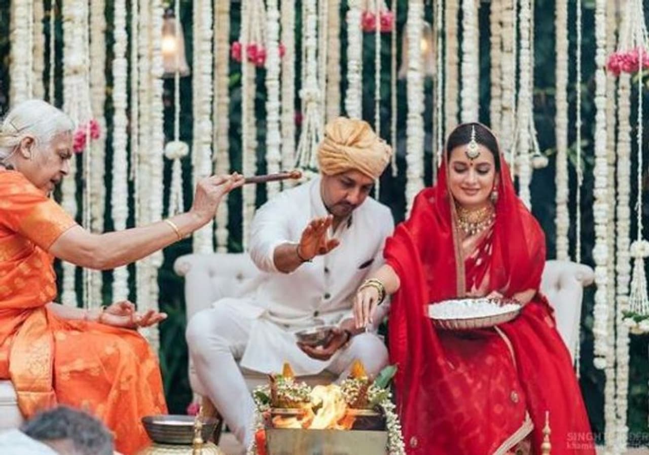 <p>இயக்குனர் கெளதம் மேனன், தமிழில் முதல் முறையாக இயக்கி மிகப்பெரிய வெற்றி பெற்ற திரைப்படம் 'மின்னலே'. இந்த படத்தை ஹிந்தியிலும் இவரே ரீமேக் செய்திருந்தார். ஹிந்தி ரீமேக்கில், ரீமாசென் நடித்த வேடத்தில் நடித்திருந்தனர், தியா மிர்சா.</p> <p>இயக்குனர் கெளதம் மேனன், தமிழில் முதல் முறையாக இயக்கி மிகப்பெரிய வெற்றி பெற்ற திரைப்படம் 'மின்னலே'. இந்த படத்தை ஹிந்தியிலும் இவரே ரீமேக் செய்திருந்தார். ஹிந்தி ரீமேக்கில், ரீமாசென் நடித்த வேடத்தில் நடித்திருந்தனர், தியா மிர்சா.</p>