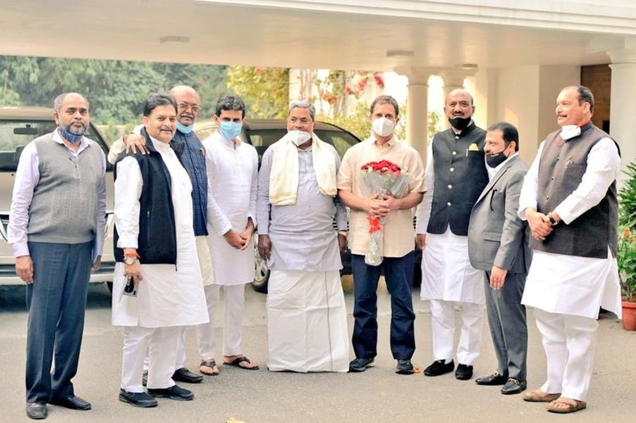 <p>ಮಾಜಿ ಸಿಎಂ, ಕಾಂಗ್ರೆಸ್ ಶಾಸಕಾಂಗ ಪಕ್ಷದ ನಾಯಕ ಸಿದ್ದರಾಮಯ್ಯ ಅವರು ಇಂದು (ಮಂಗಳವಾರ) ನವದೆಹಲಿಯಲ್ಲಿ ರಾಹುಲ್ ಗಾಂಧಿ ಅವರನ್ನ ಭೇಟಿ ಮಾಡಿದರು.</p> <p>ಮಾಜಿ ಸಿಎಂ, ಕಾಂಗ್ರೆಸ್ ಶಾಸಕಾಂಗ ಪಕ್ಷದ ನಾಯಕ ಸಿದ್ದರಾಮಯ್ಯ ಅವರು ಇಂದು (ಮಂಗಳವಾರ) ನವದೆಹಲಿಯಲ್ಲಿ ರಾಹುಲ್ ಗಾಂಧಿ ಅವರನ್ನ ಭೇಟಿ ಮಾಡಿದರು.</p>