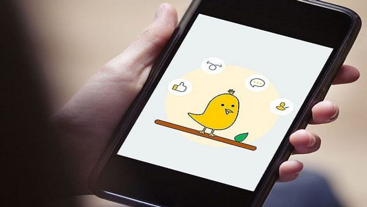 <p>గత కొన్ని నెలలుగా కూ యాప్ బాగా ప్రాచుర్యం పొందింది. అలాగే దీనిని ప్రభుత్వం అధికారిక సోషల్ మీడియా వేదికగా ప్రకటించడానికి సిద్ధమవుతున్నట్లు కూడా సమాచారం. కూ యాప్ ను స్థానిక ట్విట్టర్గా పిలుస్తారు. ఎందుకంటే దీని ఫీచర్స్ కూడా ఎక్కువగా ట్విట్టర్తో సమానంగా ఉంటాయి. తాజాగా కూపే యాప్ను డిజిటల్ ఇండియా ఆత్మనిర్భర్ ఇండియా ఇన్నోవేట్ ఛాలెంజ్ విజేతగా ప్రకటించారు. కూ యాప్ను గూగుల్ ప్లే స్టోర్ ఇంకా ఆపిల్ యాప్ స్టోర్ నుంచి ఉచితంగా డౌన్లోడ్ చేసుకోవచ్చు.</p> <p>గత కొన్ని నెలలుగా కూ యాప్ బాగా ప్రాచుర్యం పొందింది. అలాగే దీనిని ప్రభుత్వం అధికారిక సోషల్ మీడియా వేదికగా ప్రకటించడానికి సిద్ధమవుతున్నట్లు కూడా సమాచారం. కూ యాప్ ను స్థానిక ట్విట్టర్గా పిలుస్తారు. ఎందుకంటే దీని ఫీచర్స్ కూడా ఎక్కువగా ట్విట్టర్తో సమానంగా ఉంటాయి. తాజాగా కూపే యాప్ను డిజిటల్ ఇండియా ఆత్మనిర్భర్ ఇండియా ఇన్నోవేట్ ఛాలెంజ్ విజేతగా ప్రకటించారు. కూ యాప్ను గూగుల్ ప్లే స్టోర్ ఇంకా ఆపిల్ యాప్ స్టోర్ నుంచి ఉచితంగా డౌన్లోడ్ చేసుకోవచ్చు.</p>