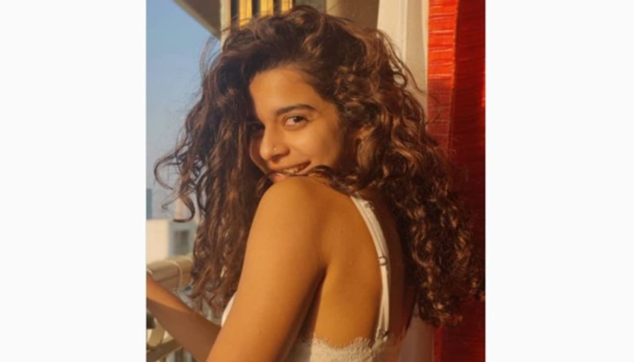 <p style="text align: justify;">We all love how gorgeous Mithila Palkar looks with those curls. Her beautiful hair is her USP and she garners compliments for it. In a candid chat with Pinkvilla, the actress shared her tips to manage her locks.</p> <p style="text align: justify;">We all love how gorgeous Mithila Palkar looks with those curls. Her beautiful hair is her USP and she garners compliments for it. In a candid chat with Pinkvilla, the actress shared her tips to manage her locks.</p>