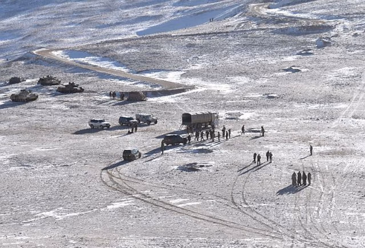 <p>ಭಾರತ ಚೀನಾ ನಡುವಿನ ಗಡಿ ಸಂಘರ್ಷ ಅಂತ್ಯಗೊಳಿಸಲು ನಿರಂತರ ಮಾತುಕತೆ ನಡೆಯುತ್ತಿದೆ. ಭಾರತದ ಪ್ರಯತ್ನಕ್ಕೆ ಫಲ ಸಿಗುತ್ತಿದೆ. ಚೀನಾ ತನ್ನ ಸೇನೆಯನ್ನು ಹಿಂದಕ್ಕೆ ಕರೆಯಿಸಿಕೊಳ್ಳುತ್ತಿದೆ.</p>