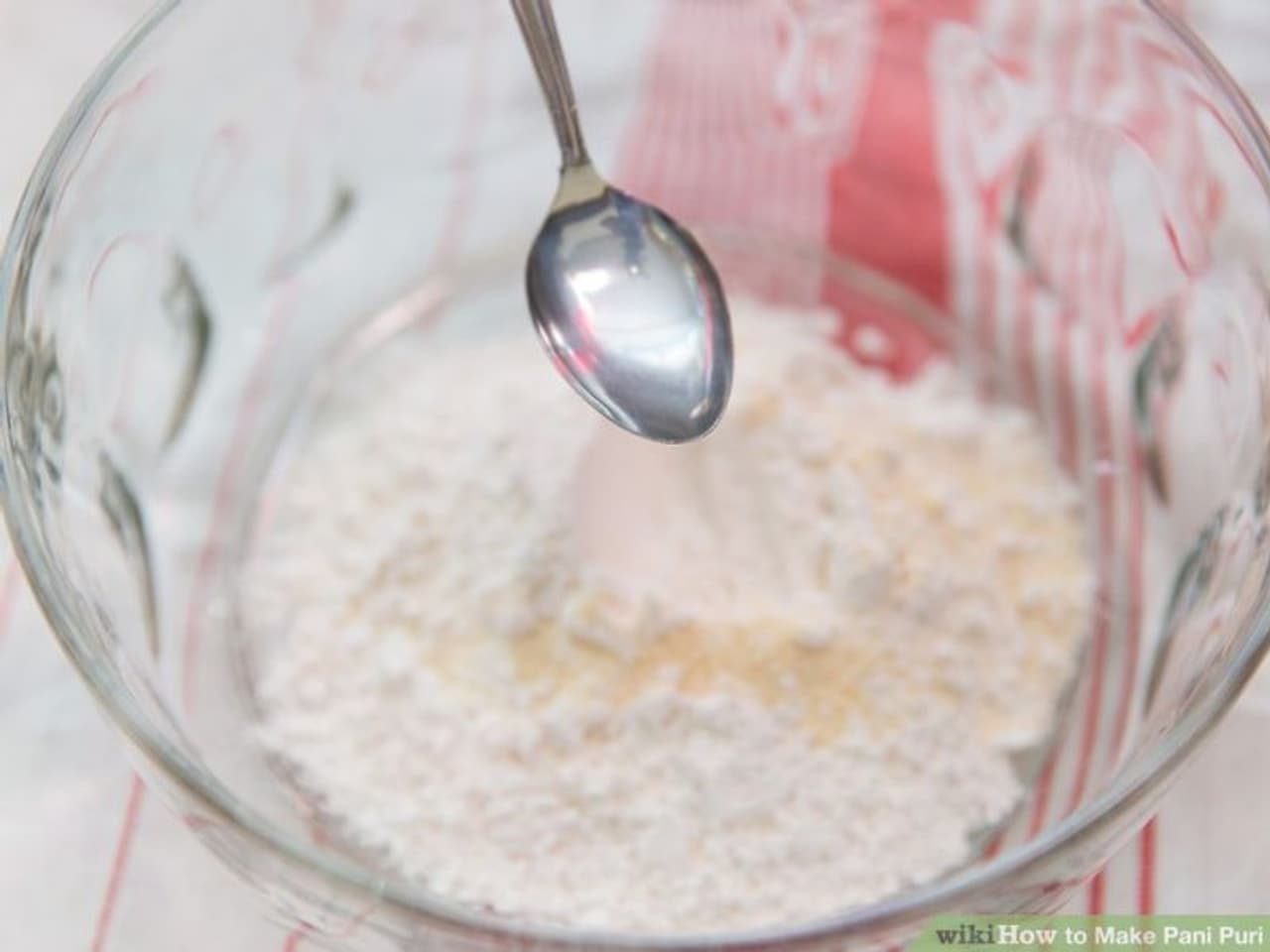 <p>ಪೂರಿ ತಯಾರಿಸಲು ಮೊದಲು ಒಂದು ಕಪ್‌ ಹಿಟ್ಟಿಗೆ 3 ಚಮಚ ರವೆ ಮಿಕ್ಸ್‌ ಮಾಡಿಕೊಳ್ಳಿ. ದೊಡ್ಡ ಬೌಲ್‌ಗೆ ಹಿಟ್ಟು ರವೆ ಮತ್ತು 2 ಸ್ಪೂನ್‌&nbsp;ಎಣ್ಣೆ ಹಾಕಿ ಚೆನ್ನಾಗಿ ಕಲೆಸಿ. ನಂತರ ನೀರು ಸೇರಿಸಿ ಚೆನ್ನಾಗಿ ಹಿಟ್ಟನ್ನು ಕಲಸಿ.&nbsp;<br />&nbsp;</p>