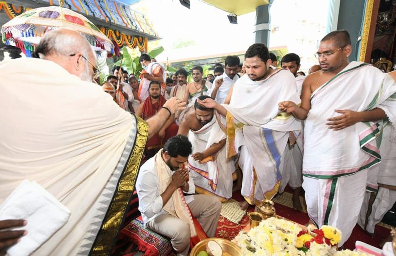 సీఎం జగన్ను ఆశీర్వదిస్తున్న వేదపండితులు సీఎం జగన్ను ఆశీర్వదిస్తున్న వేదపండితులు