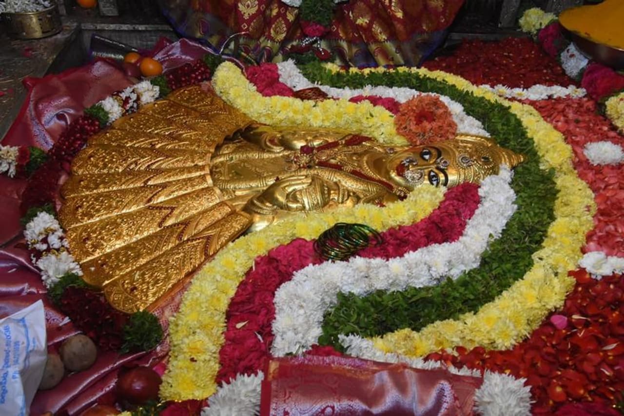 <p>ತೆಲಂಗಾಣದ ಸಚಿವರೊಬ್ಬರು ಯಲ್ಲಮ್ಮ ದೇವಿಗೆ 2.5 ಕೆಜಿಯ ಚಿನ್ನದ ಸೀರೆ ಅರ್ಪಿಸಿದ್ದಾರೆ.</p> <p>ತೆಲಂಗಾಣದ ಸಚಿವರೊಬ್ಬರು ಯಲ್ಲಮ್ಮ ದೇವಿಗೆ 2.5 ಕೆಜಿಯ ಚಿನ್ನದ ಸೀರೆ ಅರ್ಪಿಸಿದ್ದಾರೆ.</p>