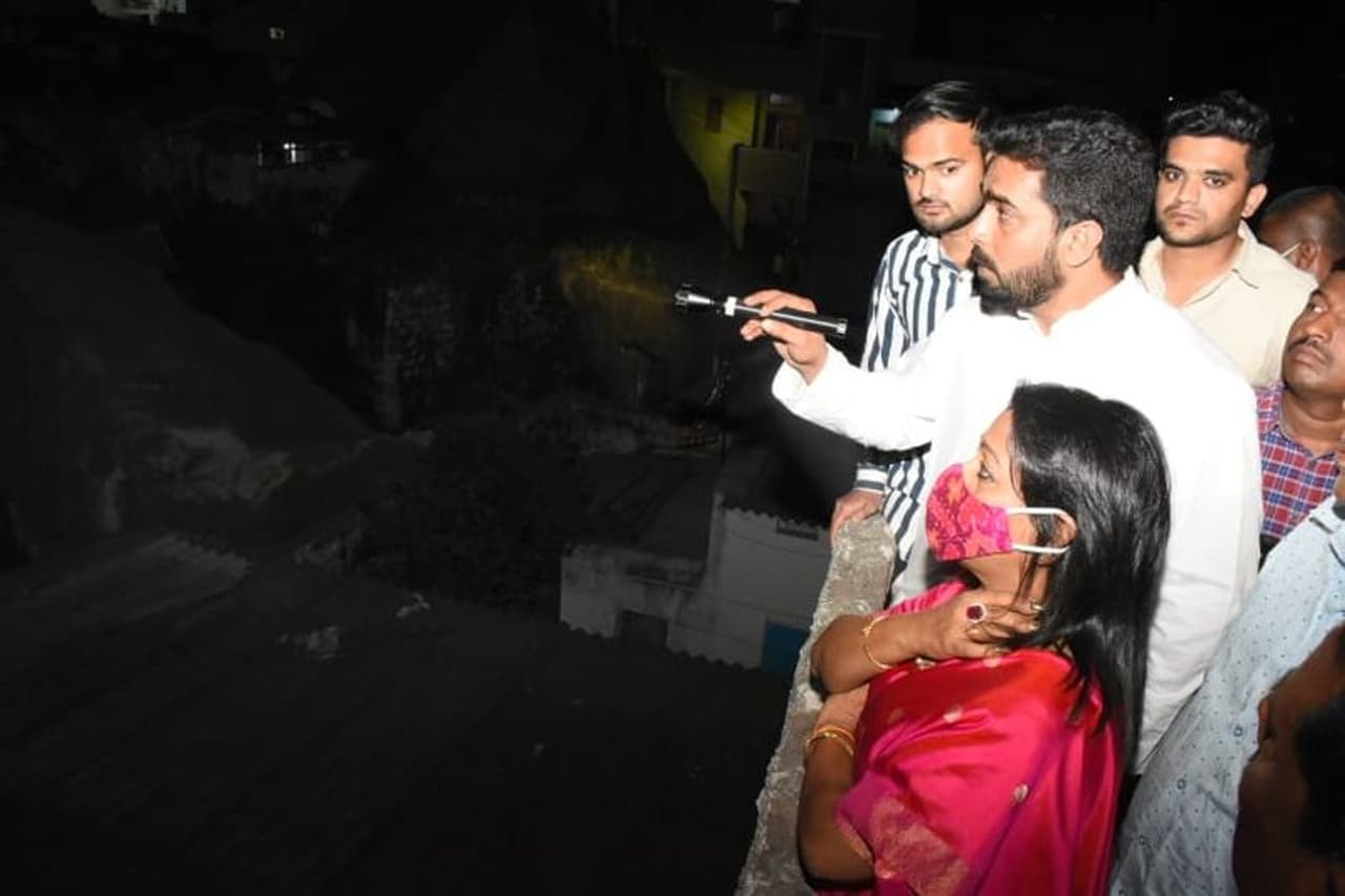 హైదరాబాద్: ఎక్కడో అటవీ ప్రాంతాలు, కొండ ప్రాంతాల్లో కొండ చరియలు విరిగిపడిన ఘటనలు చూశాం. కానీ రాజధాని నగరం... ఎప్పుడూ బిజీగా వుండే హైదరాబాద్ లో ఇలాంటి ఘటన చోటుచేసుకుంది. బంజారాహిల్స్ ప్రాంతంలో కొండపైనుండి బండరాళ్లు దొర్లి ఇళ్లపై పడి ప్రమాదం చోటుచేసుకుంది. హైదరాబాద్: ఎక్కడో అటవీ ప్రాంతాలు, కొండ ప్రాంతాల్లో కొండ చరియలు విరిగిపడిన ఘటనలు చూశాం. కానీ రాజధాని నగరం... ఎప్పుడూ బిజీగా వుండే హైదరాబాద్ లో ఇలాంటి ఘటన చోటుచేసుకుంది. బంజారాహిల్స్ ప్రాంతంలో కొండపైనుండి బండరాళ్లు దొర్లి ఇళ్లపై పడి ప్రమాదం చోటుచేసుకుంది.