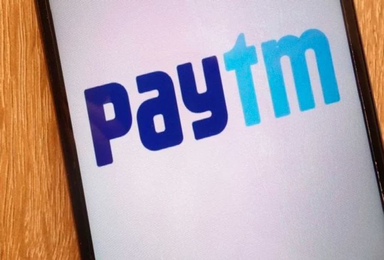 <p><strong>పేటిఎంతో రీఛార్జ్ ఆఫర్</strong><br />కొత్త ఆఫర్ లో భాగంగా మీరు మీ జియో నంబర్ను పేటిఎం నుండి రీఛార్జ్ చేస్తే మీకు 100 రూపాయల క్యాష్బ్యాక్ లభిస్తుంది. ఈ ఆఫర్ జియో కొత్త కస్టమర్ల కోసం మొదటి, రెండవ, మూడవ రీఛార్జ్ చేసుకునేవారి కోసం తీసుకొచ్చింది. అలాగే పాత కస్టమర్లకు రూ .1,000 వరకు రివార్డులు ఇస్తుంది. ఈ ఆఫర్ పొందటానికి మీరు పేటిఎం నుండి కనీసం 48 రూపాయలు రీఛార్జ్ చేయాలి. బహుమతిగా మీరు షాపింగ్ కూపన్లు మొదలైనవి పొందవచ్చు.<br /> </p> <p><strong>పేటిఎంతో రీఛార్జ్ ఆఫర్</strong><br />కొత్త ఆఫర్ లో భాగంగా మీరు మీ జియో నంబర్ను పేటిఎం నుండి రీఛార్జ్ చేస్తే మీకు 100 రూపాయల క్యాష్బ్యాక్ లభిస్తుంది. ఈ ఆఫర్ జియో కొత్త కస్టమర్ల కోసం మొదటి, రెండవ, మూడవ రీఛార్జ్ చేసుకునేవారి కోసం తీసుకొచ్చింది. అలాగే పాత కస్టమర్లకు రూ .1,000 వరకు రివార్డులు ఇస్తుంది. ఈ ఆఫర్ పొందటానికి మీరు పేటిఎం నుండి కనీసం 48 రూపాయలు రీఛార్జ్ చేయాలి. బహుమతిగా మీరు షాపింగ్ కూపన్లు మొదలైనవి పొందవచ్చు.<br /> </p>