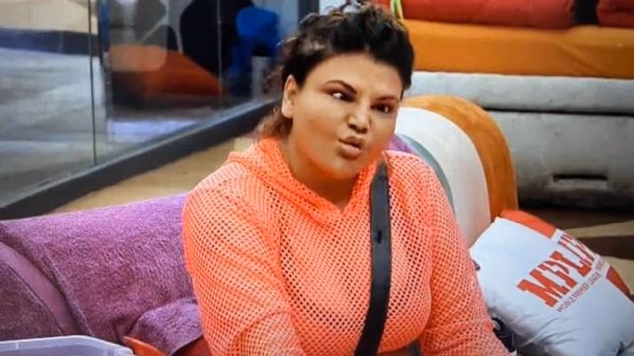 <p>ರಾಖಿ ಸಾವಂತ್ ಬಿಗ್ ಬಾಸ್ ಮನೆಗೆ ಕಾಲಿಟ್ಟ ಕ್ಷಣದಿಂದ ಒಂದಲ್ಲ ಒಂದು ವಿಷಯಕ್ಕಾಗಿ ಎಲ್ಲರ ಗಮನ ಸೆಳೆಯುತ್ತಿದ್ದಾರೆ.</p> <p>ರಾಖಿ ಸಾವಂತ್ ಬಿಗ್ ಬಾಸ್ ಮನೆಗೆ ಕಾಲಿಟ್ಟ ಕ್ಷಣದಿಂದ ಒಂದಲ್ಲ ಒಂದು ವಿಷಯಕ್ಕಾಗಿ ಎಲ್ಲರ ಗಮನ ಸೆಳೆಯುತ್ತಿದ್ದಾರೆ.</p>