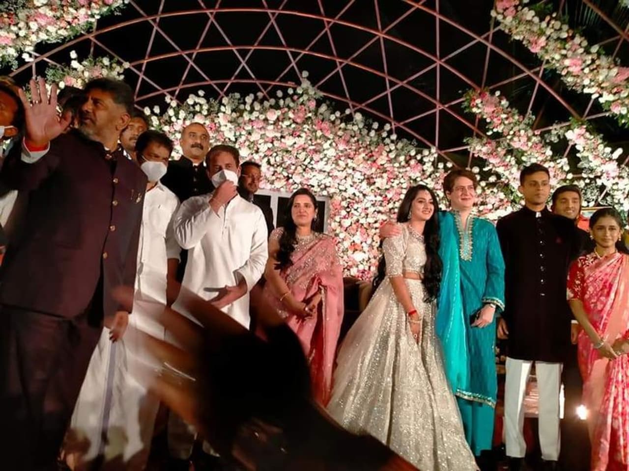 <p>ಪಕ್ಷದ ಹೊರತಾಗಿ ರಾಜಕೀಯ ಮುಖಂಡರು ವೈಯಕ್ತಿಕ ಜೀವನದಲ್ಲಿ ಸಂಬಂಧಗಳನ್ನು ಚೆನ್ನಾಗಿ ಇಟ್ಟುಕೊಂಡಿರುತ್ತಾರೆ.</p>