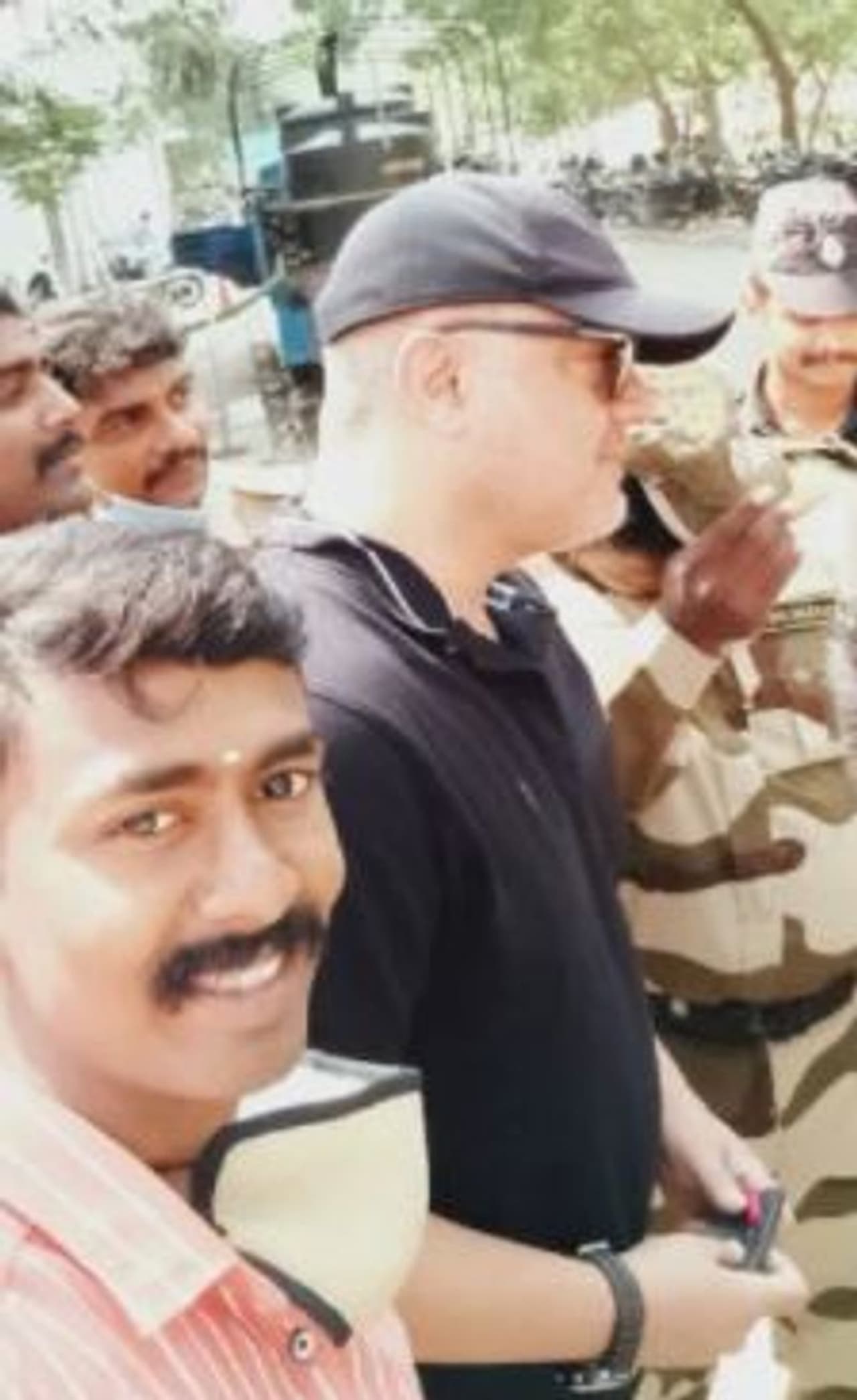 <p>தல அஜித்தை பொதுவெளியில் பார்ப்பது என்பது மிகவும் அரிது. தன்னுடைய பட ப்ரோமோஷன் நிகழ்ச்சிகளில் கூட, சில காரணங்களால் கலந்து கொள்வதை தவிர்த்து விட்ட அவர், ரசிகர் மன்றங்களையும் கலைத்தார். என்பது அனைவரும் அறிந்தது தான்.</p> <p>தல அஜித்தை பொதுவெளியில் பார்ப்பது என்பது மிகவும் அரிது. தன்னுடைய பட ப்ரோமோஷன் நிகழ்ச்சிகளில் கூட, சில காரணங்களால் கலந்து கொள்வதை தவிர்த்து விட்ட அவர், ரசிகர் மன்றங்களையும் கலைத்தார். என்பது அனைவரும் அறிந்தது தான்.</p>