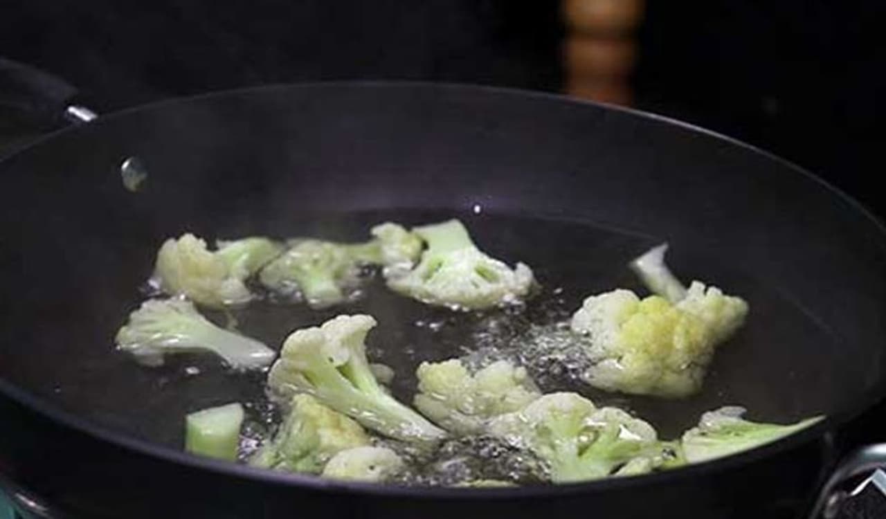 <p>ತಂದೂರಿ ಗೋಬಿ&nbsp;ತಯಾರಿಸಲು, ಮೊದಲು ಪ್ಯಾನ್‌ನಲ್ಲಿ ನೀರಿಗೆ ಉಪ್ಪು ಹಾಕಿ ಇಡಿ.&nbsp;ಕುದಿಯಲು ಶುರು ಮಾಡಿದಾಗ ಅದಕ್ಕೆ ಹೂಕೋಸು ಹಾಕಿ.</p>