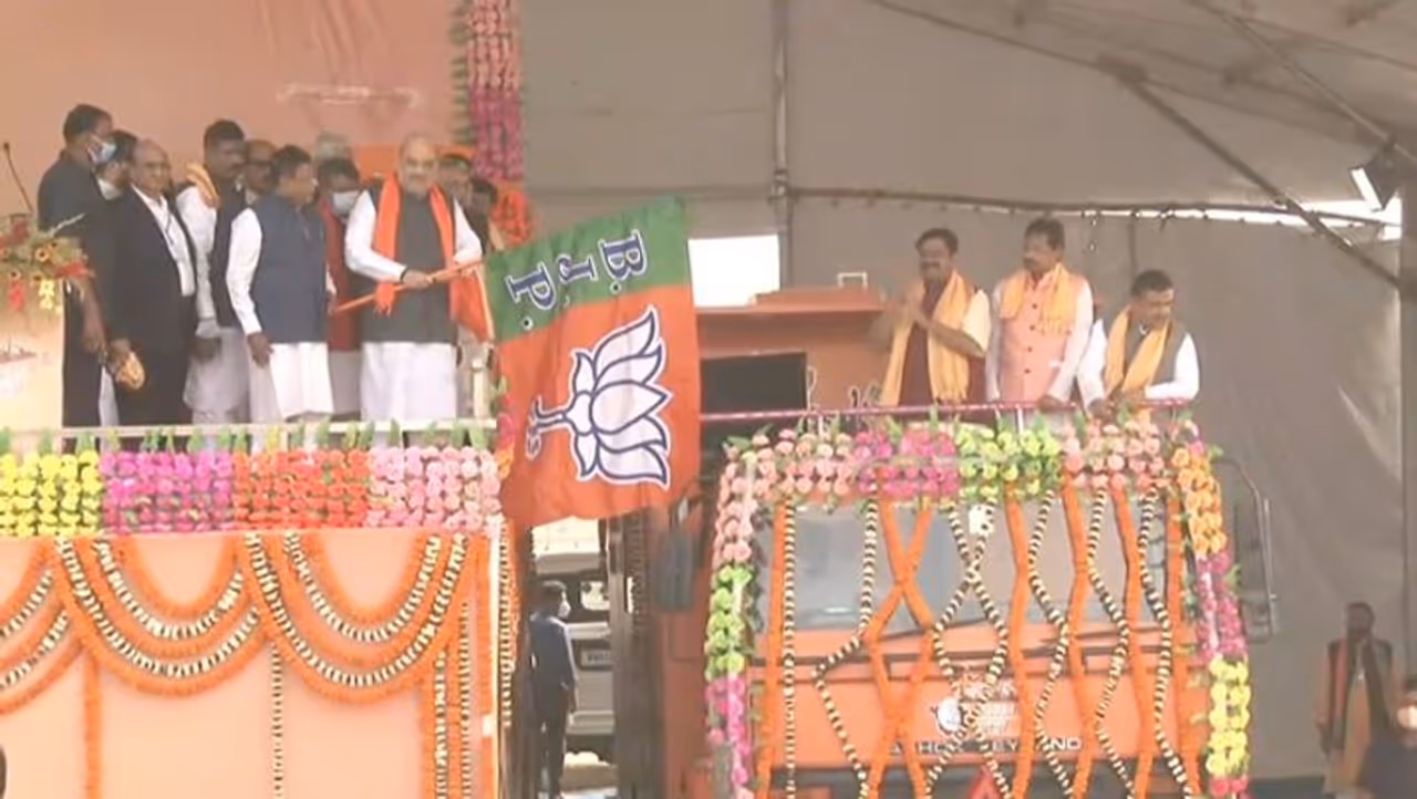 <p>Shah arrived in Gangasagar at around 1 pm on Thursday. He first visited the beach. After that, he went to Kapil Muni’s Ashram. The priests of the temple handed a red cloth to Shah.<br />&nbsp;</p>