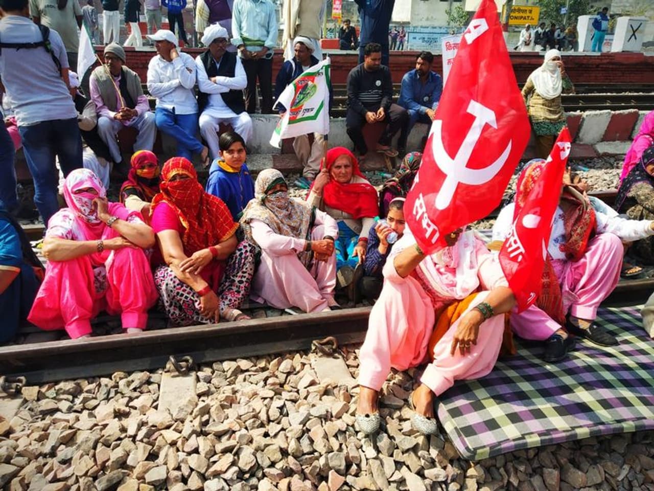 <p>വിവാദമായ കര്ഷക നിയമങ്ങള് പിന്വലിക്കണമെന്നാവശ്യപ്പെട്ട് കേന്ദ്രസര്ക്കാരില് സമ്മര്ദ്ദം ചെലുത്താനായി ഇന്ന് ഉച്ചയ്ക്ക് 12 മണി മുതല് നാല് മണിവരെ രാജ്യവ്യാപകമായി ട്രെയിന് തടയാനാണ് കര്ഷകര് ആഹ്വാനം ചെയ്തതിരുന്നത്. <em>(കൂടുതല് ചിത്രങ്ങള്ക്കും വാര്ത്തയ്ക്കും <strong>Read More </strong> ല് ക്ലിക്ക് ചെയ്യുക)</em></p> <p>വിവാദമായ കര്ഷക നിയമങ്ങള് പിന്വലിക്കണമെന്നാവശ്യപ്പെട്ട് കേന്ദ്രസര്ക്കാരില് സമ്മര്ദ്ദം ചെലുത്താനായി ഇന്ന് ഉച്ചയ്ക്ക് 12 മണി മുതല് നാല് മണിവരെ രാജ്യവ്യാപകമായി ട്രെയിന് തടയാനാണ് കര്ഷകര് ആഹ്വാനം ചെയ്തതിരുന്നത്. <em>(കൂടുതല് ചിത്രങ്ങള്ക്കും വാര്ത്തയ്ക്കും <strong>Read More </strong> ല് ക്ലിക്ക് ചെയ്യുക)</em></p>