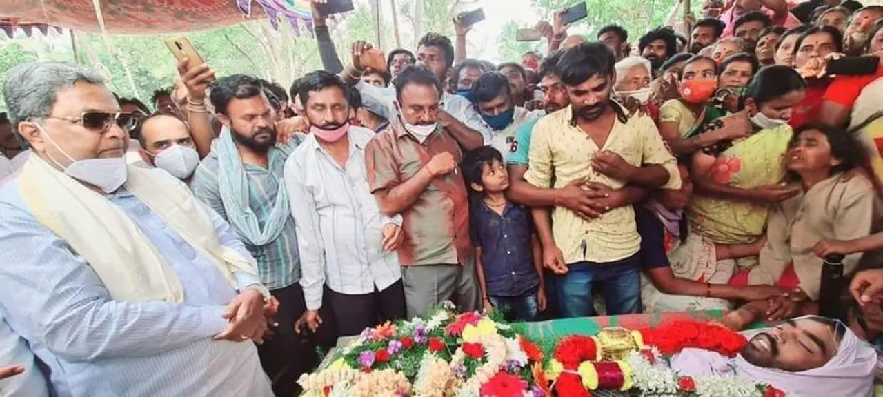 <p>ಮಂಡ್ಯ ತಾಲೂಕಿನ ಕೋಡಿದೊಡ್ಡಿಯಲ್ಲಿ ಅಭಿಮಾನಿ ರಾಮಕೃಷ್ಣ ಅಂತ್ಯ ಸಂಸ್ಕಾರದಲ್ಲಿ ಭಾಗಿಯಾದ ಮಾಜಿ ಮುಖ್ಯಮಂತ್ರಿ ಸಿದ್ದರಾಮಯ್ಯ</p>