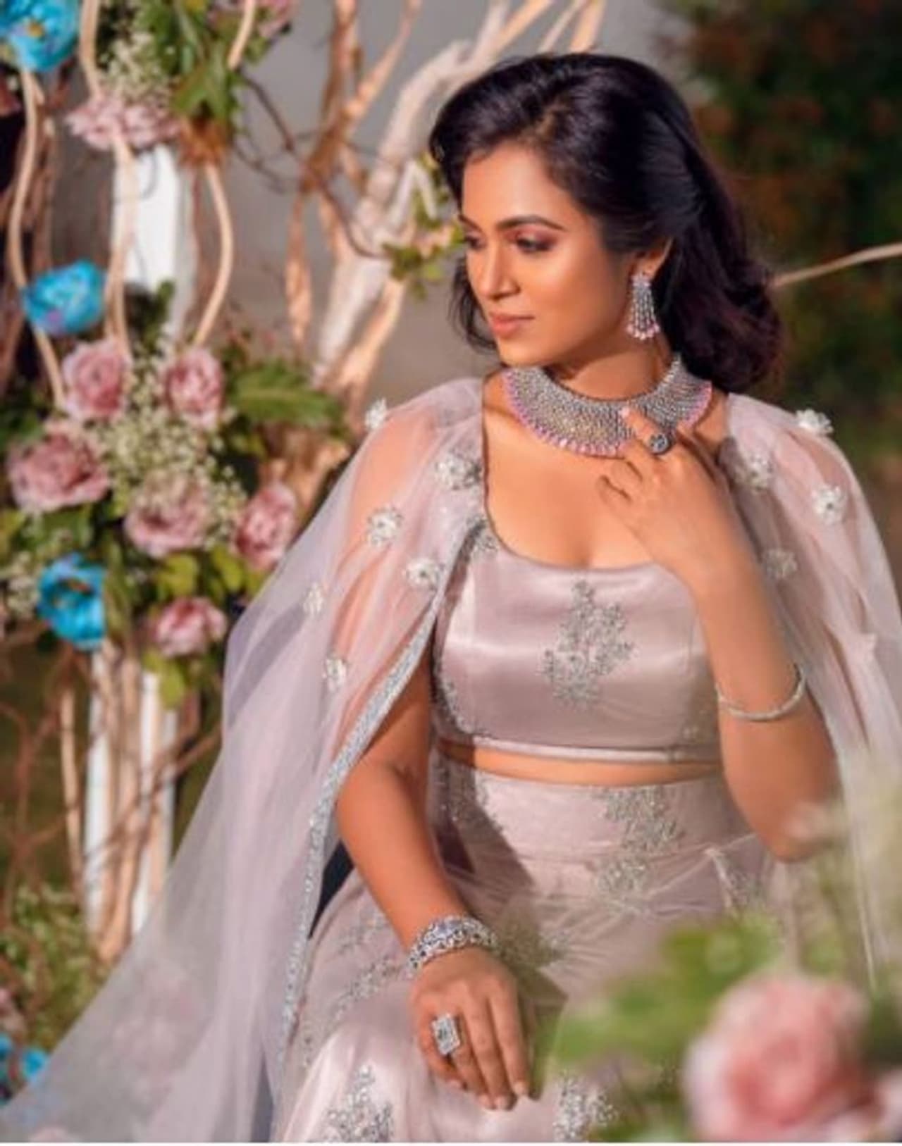 <p>பிக்பாஸ் நிகழ்ச்சிக்கு பின், அடுத்த கட்டத்தை நோக்கி நகர்ந்து கொண்டிருக்கும் ரம்யா பாண்டியனுக்கு, பல படங்களின் வாய்ப்புகள் தேடி வர துவங்கியுள்ளது. பிக்பாஸ் வீட்டை விட்டு வெளியில் வந்த ஒரு வாரத்திலேயே... நடிகர் சூர்யா தயாரிக்கும் படத்தில் இரண்டு நாயகிகளில் ஒருவராக நடிக்க கமிட் ஆனார்.</p> <p>பிக்பாஸ் நிகழ்ச்சிக்கு பின், அடுத்த கட்டத்தை நோக்கி நகர்ந்து கொண்டிருக்கும் ரம்யா பாண்டியனுக்கு, பல படங்களின் வாய்ப்புகள் தேடி வர துவங்கியுள்ளது. பிக்பாஸ் வீட்டை விட்டு வெளியில் வந்த ஒரு வாரத்திலேயே... நடிகர் சூர்யா தயாரிக்கும் படத்தில் இரண்டு நாயகிகளில் ஒருவராக நடிக்க கமிட் ஆனார்.</p>