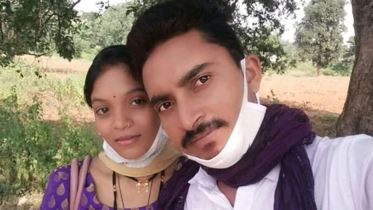 <p>ఎన్నో ఆశలతో ఆ దంపతులు కొత్త జీవితాన్ని మొదలుపెట్టారు. వారికి పెళ్లి జరిగి కనీసం సంవత్సరం కూడా నిండలేదు. అప్పటికి వారికి పెళ్లయ్యి కేవలం ఎనిమిది నెలలే అవుతోంది. అంతలోనే వారి జీవితాలు రోడ్డు ప్రమాదానికి బలయ్యాయి. </p> <p>ఎన్నో ఆశలతో ఆ దంపతులు కొత్త జీవితాన్ని మొదలుపెట్టారు. వారికి పెళ్లి జరిగి కనీసం సంవత్సరం కూడా నిండలేదు. అప్పటికి వారికి పెళ్లయ్యి కేవలం ఎనిమిది నెలలే అవుతోంది. అంతలోనే వారి జీవితాలు రోడ్డు ప్రమాదానికి బలయ్యాయి. </p>