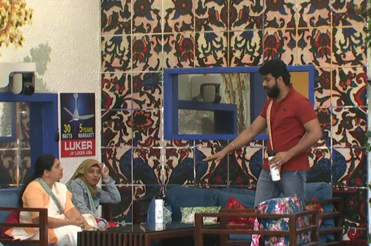 <p>ഭാഗ്യലക്ഷ്മിയും മജിസിയും സംസാരിക്കുന്നയിടത്തേയ്ക്ക് അനൂപ് കൃഷ്ണൻ വരികയാണ്.</p> <p>ഭാഗ്യലക്ഷ്മിയും മജിസിയും സംസാരിക്കുന്നയിടത്തേയ്ക്ക് അനൂപ് കൃഷ്ണൻ വരികയാണ്.</p>