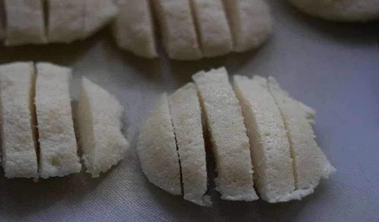 <p>ಫ್ರೈಡ್‌ ಇಡ್ಲಿ ತಯಾರಿಸಲು, ಮೊದಲು ಉಳಿದ ಇಡ್ಲಿಗಳನ್ನು ಸಣ್ಣ ತುಂಡುಗಳಾಗಿ ಕತ್ತರಿಸಿ. &nbsp;</p>