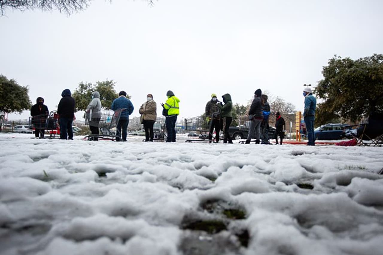 <p>രാജ്യത്തെ രണ്ടാമത്തെ വലിയ സംസ്ഥാനമായ ടെക്സസിൽ നാല് ദിവസത്തിലേറെയായി ആളുകൾക്ക് വെള്ളം കിട്ടാതെ, ഭക്ഷണം കിട്ടാതെ കഷ്ടപ്പെടുകയാണ്. കൊടുങ്കാറ്റിൽ രാജ്യത്താകമാനം 34 മരണങ്ങളുണ്ടായി. ഈ പ്രതിസന്ധിയെ കൈകാര്യം ചെയ്യുന്നതിൽ പരാജയപ്പെട്ട സർക്കാർ കടുത്ത വിമർശനങ്ങളാണ് ഇപ്പോൾ നേരിടുന്നത്. </p> <p>രാജ്യത്തെ രണ്ടാമത്തെ വലിയ സംസ്ഥാനമായ ടെക്സസിൽ നാല് ദിവസത്തിലേറെയായി ആളുകൾക്ക് വെള്ളം കിട്ടാതെ, ഭക്ഷണം കിട്ടാതെ കഷ്ടപ്പെടുകയാണ്. കൊടുങ്കാറ്റിൽ രാജ്യത്താകമാനം 34 മരണങ്ങളുണ്ടായി. ഈ പ്രതിസന്ധിയെ കൈകാര്യം ചെയ്യുന്നതിൽ പരാജയപ്പെട്ട സർക്കാർ കടുത്ത വിമർശനങ്ങളാണ് ഇപ്പോൾ നേരിടുന്നത്. </p>