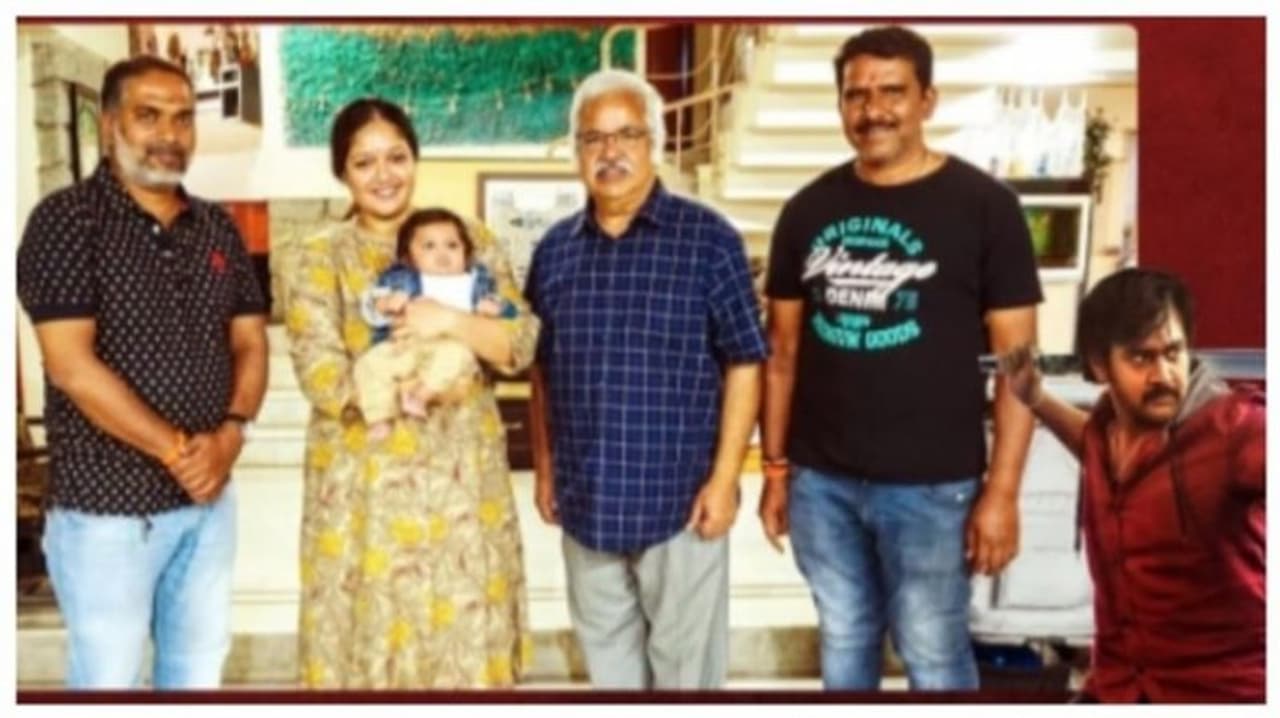 <p>இயக்குனர் ராமநாராயணன் இயக்கத்தில், சிரஞ்சீவி சர்ஜா கடைசியாக நடித்து முடித்திருந்த திரைப்படம் 'ராஜமார்த்தாண்டன்'. இந்த படத்தின் ட்ரைலரை, அவரது 5 மாத மகனே வெளியிட்டுள்ளார். கன்னடத்தில் முன்னணி நடிகர்களில் ஒருவராக இருந்தவர் சிரஞ்சீவி சர்ஜா. சுமார் பத்து வருடங்களாக நடிகை மேக்னா ராஜ் காதலித்த இவர், பெற்றோர் சம்மதத்துடன் 2018 ம் ஆண்டு அவரை திருமணம் செய்துகொண்டார்.</p> <p>இயக்குனர் ராமநாராயணன் இயக்கத்தில், சிரஞ்சீவி சர்ஜா கடைசியாக நடித்து முடித்திருந்த திரைப்படம் 'ராஜமார்த்தாண்டன்'. இந்த படத்தின் ட்ரைலரை, அவரது 5 மாத மகனே வெளியிட்டுள்ளார். கன்னடத்தில் முன்னணி நடிகர்களில் ஒருவராக இருந்தவர் சிரஞ்சீவி சர்ஜா. சுமார் பத்து வருடங்களாக நடிகை மேக்னா ராஜ் காதலித்த இவர், பெற்றோர் சம்மதத்துடன் 2018 ம் ஆண்டு அவரை திருமணம் செய்துகொண்டார்.</p>