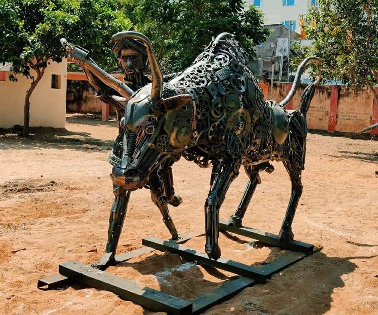 <p>எளிதில் மக்காத கழிவுகளால் பூமிக்கு ஏற்படும் அபாயங்கள் ஏராளம். ஒட்டுமொத்த உலக நாடுகளுக்கே கழிவு மேலாண்மை மிகப்பெரிய சவாலாக மாறிவருகிறது. ஆனால் கழிவுகளையே கலையாக மாற்றினால் எப்படியிருக்கும்?... என மாற்றி யோசித்த சென்னை மாநகராட்சி நமக்காக ஒரு மாபெரும் விஷயத்தை செய்து முடித்துள்ளது.&nbsp;<br />&nbsp;</p>