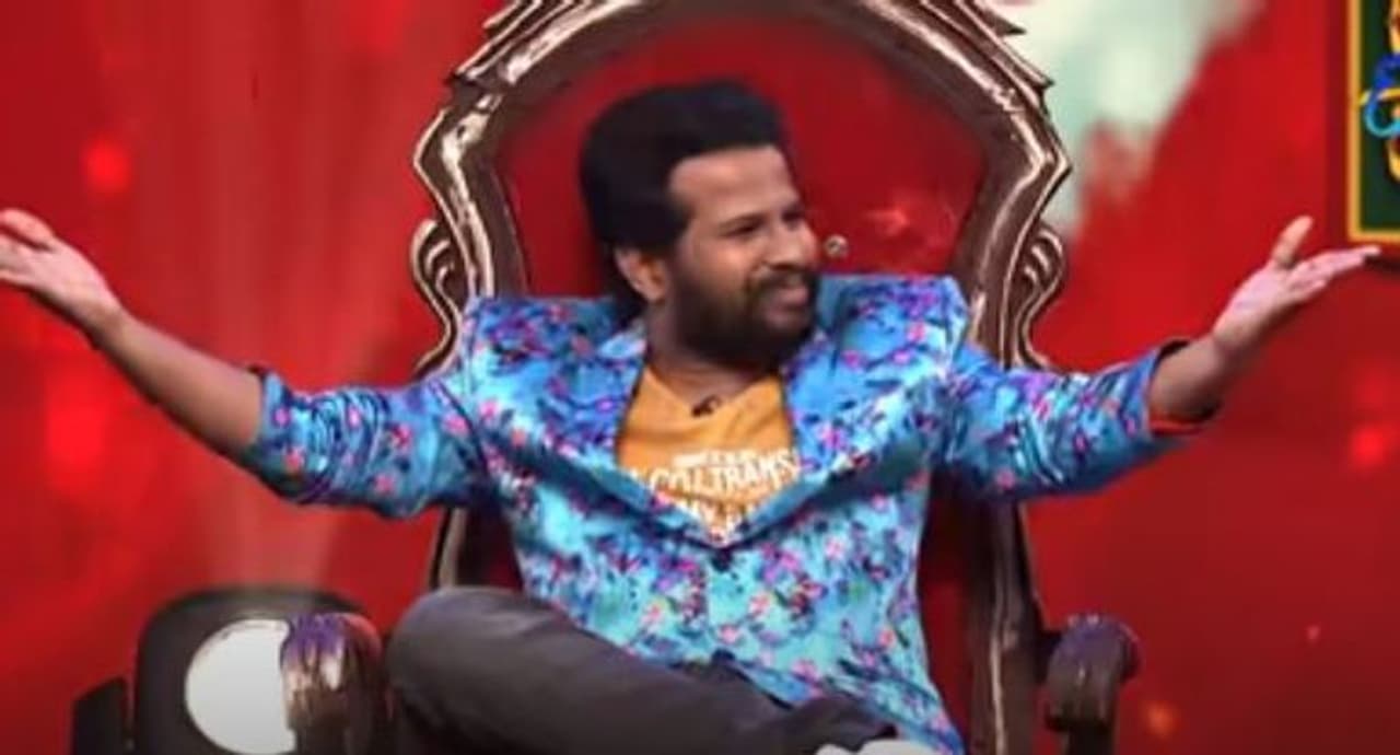 హైపర్ ఆది అటు `జబర్దస్త్` షో, మరోవైపు `ఢీ` డాన్స్ షోలో తనదైన పంచ్లతో అలరిస్తున్నాడు. హైలైట్గా నిలుస్తుంది. ముఖ్యంగా సుడిగాలి సుధీర్తో `ఢీ`లో వచ్చే ఎపిసోడ్ నవ్వులు పూయిస్తుంది. హైపర్ ఆది అటు `జబర్దస్త్` షో, మరోవైపు `ఢీ` డాన్స్ షోలో తనదైన పంచ్లతో అలరిస్తున్నాడు. హైలైట్గా నిలుస్తుంది. ముఖ్యంగా సుడిగాలి సుధీర్తో `ఢీ`లో వచ్చే ఎపిసోడ్ నవ్వులు పూయిస్తుంది.