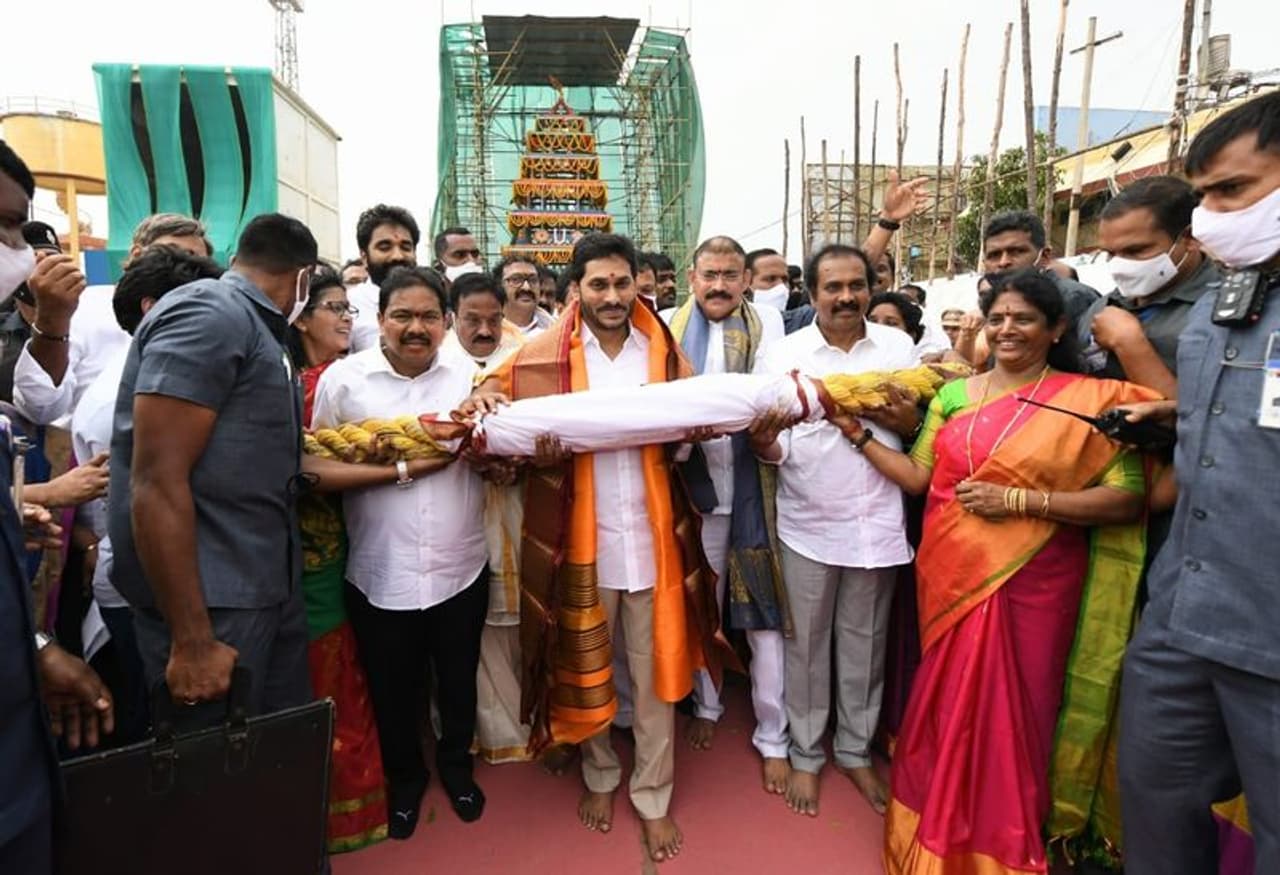 అంతర్వేది ఆలయంలో సీఎం జగన్... నూతన రథం ప్రారంబోత్సవం అంతర్వేది ఆలయంలో సీఎం జగన్... నూతన రథం ప్రారంబోత్సవం
