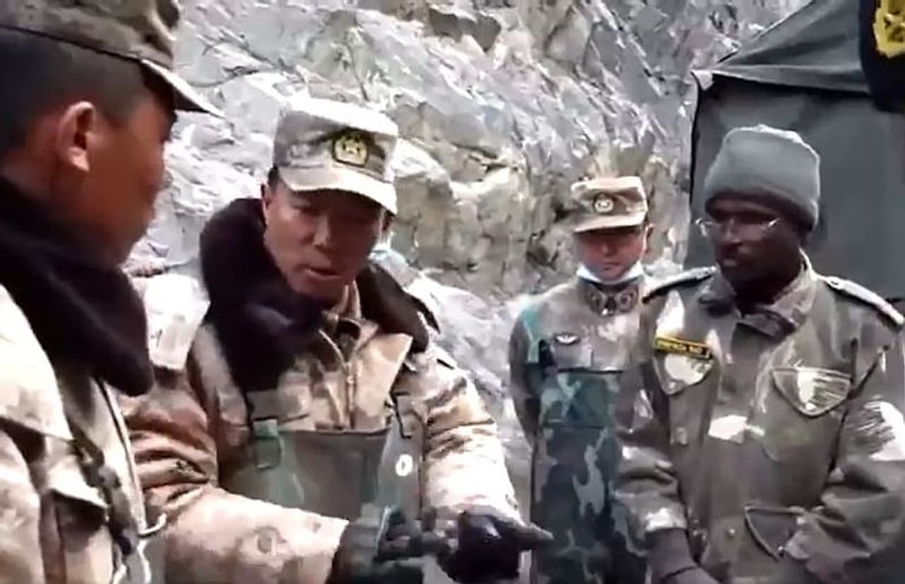 <p>ಚೀನಾ ಸರ್ಕಾರ ಹಾಗೂ ಸೇನೆಗೆ ಒಂದರ ಮೇಲೊಂದರಂತೆ ಹಿನ್ನಡೆಯಾಗುತ್ತಿದೆ. &nbsp;ಚೀನಾ ಸೇನೆಯನ್ನು ಮಾತುಕತೆ ಮೂಲಕ ಹಿಂತಿರುಗುವಂತೆ ಮಾಡುವಲ್ಲಿ ಭಾರತ ಯಶಸ್ವಿಯಾಗಿದೆ. ಇತ್ತ ಗಲ್ವಾನ್ ಕಣಿವೆ ಘರ್ಷಣೆಯಲ್ಲಿ ಯಾವುದೇ ನಷ್ಟ ಸಂಭವಿಸಿಲ್ಲ ಎಂದಿದ್ದ ಚೀನಾ ಇದೀಗ ಐವರು ಸೈನಿಕರು ಸಾವನ್ನಪ್ಪಿರುವುದನ್ನು ಒಪ್ಪಿಕೊಂಡಿದೆ. &nbsp;ಈ ಬೆಳವಣಿಗೆಳು ಚೀನಾ ಸೇನೆಯನ್ನು ಮತ್ತಷ್ಟು ಕೆರಳಿಸಿದೆ. ಹೀಗಾಗಿ ಚೀನಾ ಸೇನೆ ಗಲ್ವಾನ್ ಘರ್ಷಣೆ ವಿಡಿಯೋ ಬಿಡುಗಡೆ ಮಾಡಿದೆ.</p>