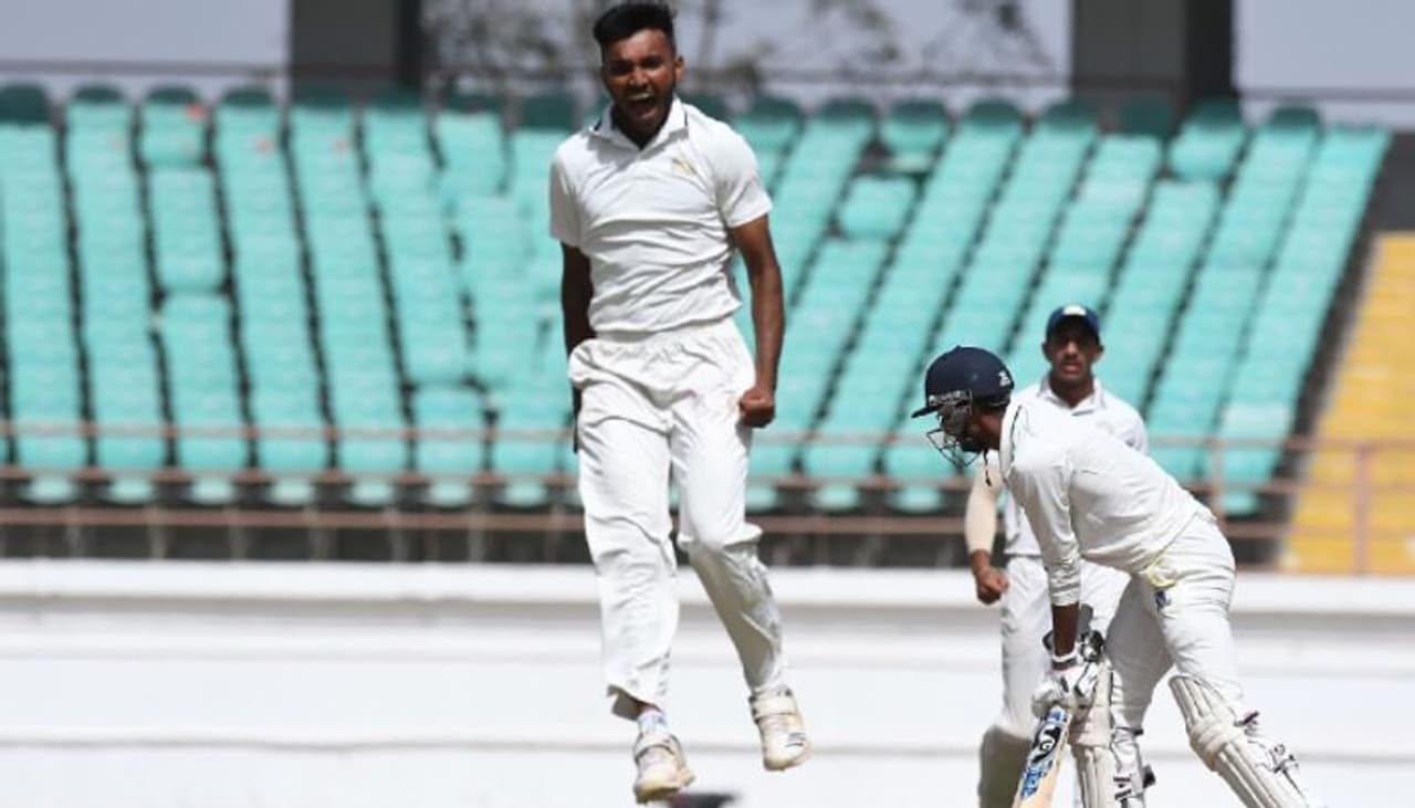 <p>2018 19 సీజన్లో సౌరాష్ట్ర కెప్టెన్ జయ్దేవ్ ఉనద్కడ్ గాయం కారణంగా బరిలో దిగకపోవడంతో అతని స్థానంలో పేసర్గా ఎంట్రీ ఇచ్చాడు చేతన్ సకారియా...</p> <p>2018 19 సీజన్లో సౌరాష్ట్ర కెప్టెన్ జయ్దేవ్ ఉనద్కడ్ గాయం కారణంగా బరిలో దిగకపోవడంతో అతని స్థానంలో పేసర్గా ఎంట్రీ ఇచ్చాడు చేతన్ సకారియా...</p>