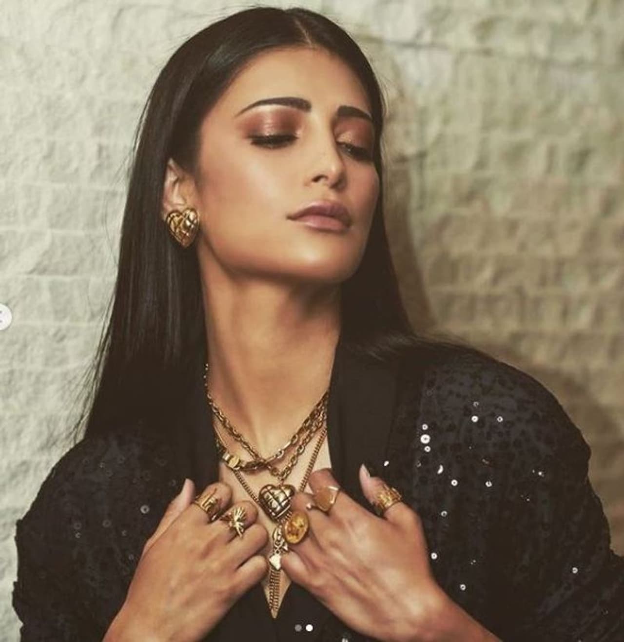 <p>தமிழ், தெலுங்கு சினிமாவில் முன்னணி நாயகியாக வலம் வரும் ஸ்ருதி ஹாசன் சமீபத்தில் தன்னுடைய 35வது பிறந்தநாளை கொண்டாடி மகிழ்ந்தார்.</p> <p>தமிழ், தெலுங்கு சினிமாவில் முன்னணி நாயகியாக வலம் வரும் ஸ்ருதி ஹாசன் சமீபத்தில் தன்னுடைய 35வது பிறந்தநாளை கொண்டாடி மகிழ்ந்தார்.</p>