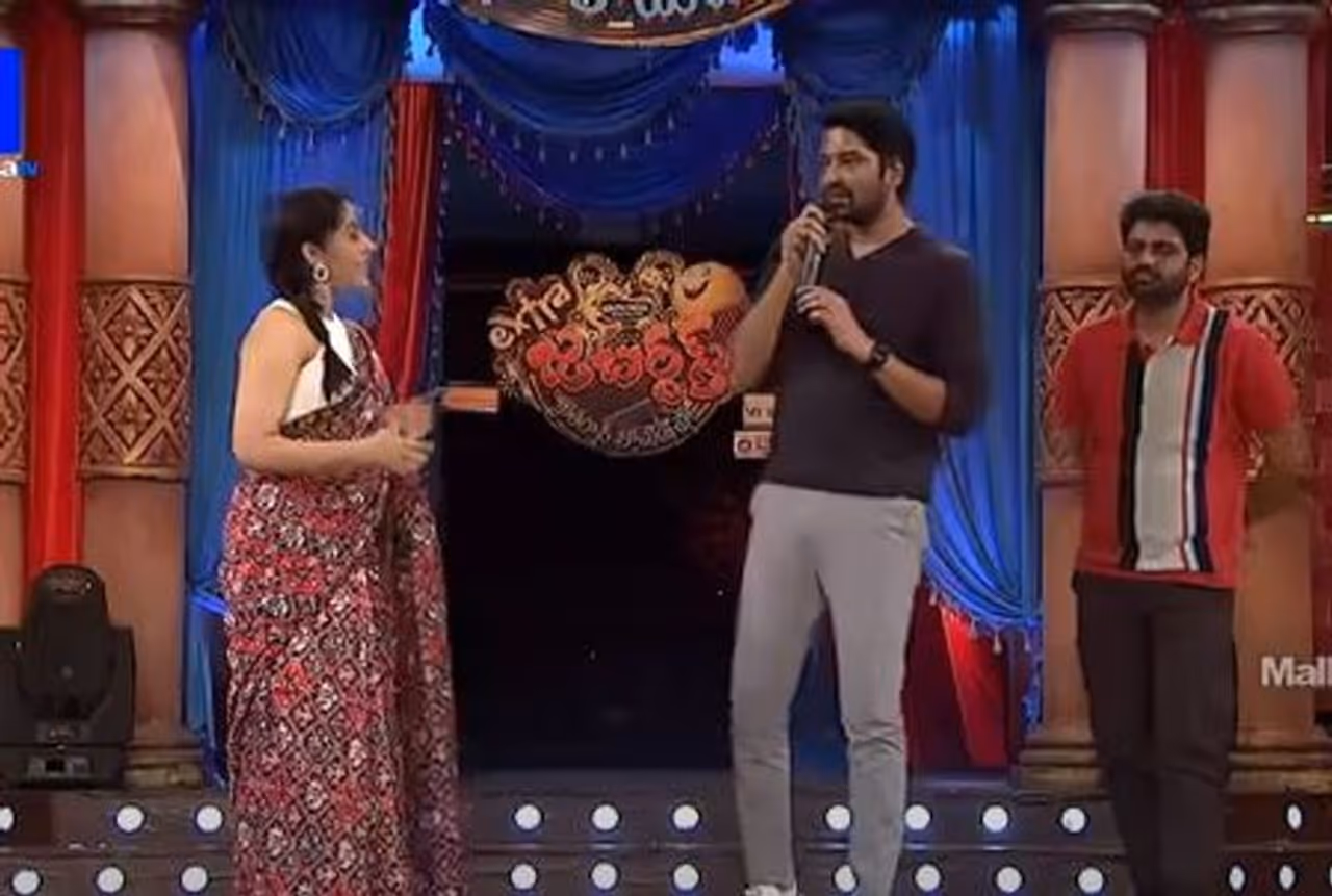 అల్లరి నరేష్కి చాలా ఏళ్ల తర్వాత సక్సెస్ పడింది. `నాంది` సినిమా శుక్రవారం విడుదలై హిట్ టాక్ని తెచ్చుకుంటోంది. కలెక్షన్ల పరంగానూ మంచి టాక్ వస్తోంది. ఈ సందర్భంగా సక్సెస్ సెలబ్రేషన్లో కన్నీళ్లు పెట్టుకున్నాడు నరేష్. అల్లరి నరేష్కి చాలా ఏళ్ల తర్వాత సక్సెస్ పడింది. `నాంది` సినిమా శుక్రవారం విడుదలై హిట్ టాక్ని తెచ్చుకుంటోంది. కలెక్షన్ల పరంగానూ మంచి టాక్ వస్తోంది. ఈ సందర్భంగా సక్సెస్ సెలబ్రేషన్లో కన్నీళ్లు పెట్టుకున్నాడు నరేష్.