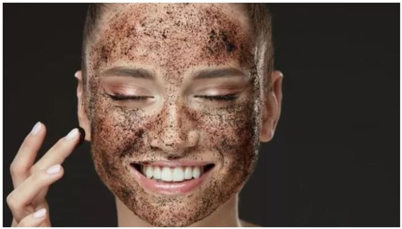 <p>వంటింట్లో కాఫీ చేస్తుంటే... హాల్లో వరకు సువాసనలు వెద జల్లుతుంది. చాలా మందికి ఆ కాఫీ వాసన చూస్తేనే.. ప్రాణం లేచి వచ్చినట్లు అవుతూ ఉంటుంది. ఈ కాఫీతో.. మీ నాలుక రుచి మాత్రమే కాదు.. ముఖార విందాన్ని కూడా పెంచుకోవచ్చని నిపుణులు చెబుతున్నారు. అదెలాగో ఇప్పుడు చూద్దాం</p> <p>వంటింట్లో కాఫీ చేస్తుంటే... హాల్లో వరకు సువాసనలు వెద జల్లుతుంది. చాలా మందికి ఆ కాఫీ వాసన చూస్తేనే.. ప్రాణం లేచి వచ్చినట్లు అవుతూ ఉంటుంది. ఈ కాఫీతో.. మీ నాలుక రుచి మాత్రమే కాదు.. ముఖార విందాన్ని కూడా పెంచుకోవచ్చని నిపుణులు చెబుతున్నారు. అదెలాగో ఇప్పుడు చూద్దాం</p>