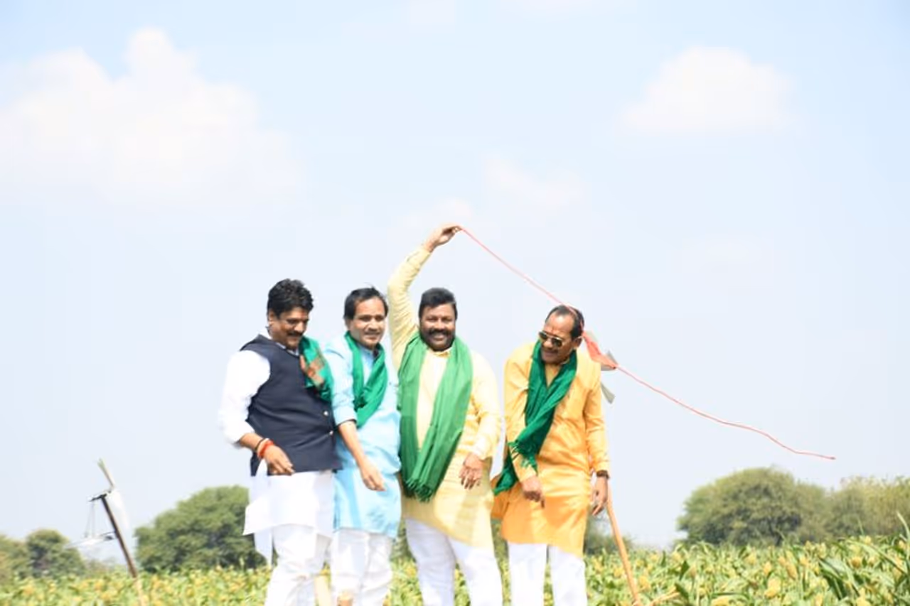 <p>ಸರ್ಕಾರದ ಮಹತ್ವಾಕಾಂಕ್ಷಿ ಕಾರ್ಯಕ್ರಮಗಳಲ್ಲಿ ಒಂದಾದ ‘ರೈತರೊಂದಿಗೆ ಒಂದು ದಿನ’ ಕಾರ್ಯಕ್ರಮದ ಭಾಗವಾಗಿ ಶನಿವಾರ ಬಸವ ಕಲ್ಯಾಣ ತಾಲೂಕಿನ ವಿವಿಧ ಗ್ರಾಮಗಳಲ್ಲಿ ರೈತರೊಂದಿಗೆ ಬೆರೆತು ಕೃಷಿ ಕಾಯಕದಲ್ಲಿ ತೊಡಗಿಸಿಕೊಂಡರು. ಅವರ ಸಮಸ್ಯೆಗಳನ್ನು ಆಲಿಸಿ, ಶೀಘ್ರ ಪರಿಹಾರ ಒದಗಿಸುವ ಭರವಸೆ ನೀಡಿದರು. ಇದಕ್ಕೂ ಮುನ್ನ, ತಾಲೂಕಿನ ಧನ್ನೂರ(ಕೆ) ಗ್ರಾಮಕ್ಕೆ ಆಗಮಿಸಿದ ಸಚಿವರು ದೇವಸ್ಥಾನಕ್ಕೆ ತೆರಳಿ ದೇವರ ದರ್ಶನ ಪಡೆದರು. </p> <p>ಸರ್ಕಾರದ ಮಹತ್ವಾಕಾಂಕ್ಷಿ ಕಾರ್ಯಕ್ರಮಗಳಲ್ಲಿ ಒಂದಾದ ‘ರೈತರೊಂದಿಗೆ ಒಂದು ದಿನ’ ಕಾರ್ಯಕ್ರಮದ ಭಾಗವಾಗಿ ಶನಿವಾರ ಬಸವ ಕಲ್ಯಾಣ ತಾಲೂಕಿನ ವಿವಿಧ ಗ್ರಾಮಗಳಲ್ಲಿ ರೈತರೊಂದಿಗೆ ಬೆರೆತು ಕೃಷಿ ಕಾಯಕದಲ್ಲಿ ತೊಡಗಿಸಿಕೊಂಡರು. ಅವರ ಸಮಸ್ಯೆಗಳನ್ನು ಆಲಿಸಿ, ಶೀಘ್ರ ಪರಿಹಾರ ಒದಗಿಸುವ ಭರವಸೆ ನೀಡಿದರು. ಇದಕ್ಕೂ ಮುನ್ನ, ತಾಲೂಕಿನ ಧನ್ನೂರ(ಕೆ) ಗ್ರಾಮಕ್ಕೆ ಆಗಮಿಸಿದ ಸಚಿವರು ದೇವಸ್ಥಾನಕ್ಕೆ ತೆರಳಿ ದೇವರ ದರ್ಶನ ಪಡೆದರು. </p>