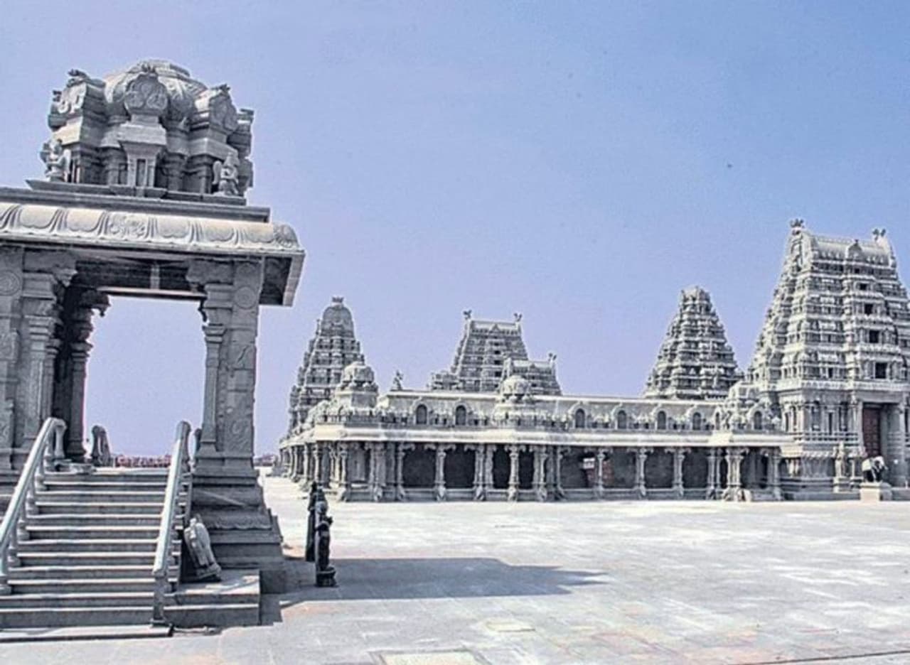 యాద్రాద్రి: తెలంగాణ ప్రభుత్వం ప్రతిష్టాత్మకంగా చేపట్టిన ప్రముఖ పుణ్యక్షేత్రం యాదగిరిగుట్ట శ్రీ లక్ష్మీనరసింహస్వామి ఆలయ పున:నిర్మాణ పనులు తుది దశకు చేరుకున్నాయి. ఇప్పటికే శిల్పకళా సంపదతో ఆలయ ప్రాంగణం మొత్తం సర్వాంగ సుందరంగా తయారవగా పనులుమొత్తం పూర్తయితే మరింత సుందరంగా మారనుంది. యాద్రాద్రి: తెలంగాణ ప్రభుత్వం ప్రతిష్టాత్మకంగా చేపట్టిన ప్రముఖ పుణ్యక్షేత్రం యాదగిరిగుట్ట శ్రీ లక్ష్మీనరసింహస్వామి ఆలయ పున:నిర్మాణ పనులు తుది దశకు చేరుకున్నాయి. ఇప్పటికే శిల్పకళా సంపదతో ఆలయ ప్రాంగణం మొత్తం సర్వాంగ సుందరంగా తయారవగా పనులుమొత్తం పూర్తయితే మరింత సుందరంగా మారనుంది.