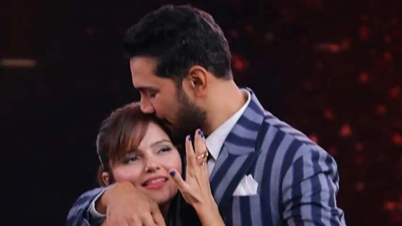 <p>ప్రేమ పుట్టిన మొదట్లో చాలా బాగుంటుంది. కానీ రోజులు గడిచే కొద్దీ ఆ ప్రేమ తగ్గిపోతుంది. దీంతో.. దంపతుల మధ్య బేధాలు రావడం మొదలౌతుంటాయి. అయితే... కొన్ని రకాల టిప్స్ ఫాలో అయితే.. మీ భార్యతో మీరు ప్రతిరోజూ మళ్లీ మళ్లీ ప్రేమలో పడతారట.</p> <p>ప్రేమ పుట్టిన మొదట్లో చాలా బాగుంటుంది. కానీ రోజులు గడిచే కొద్దీ ఆ ప్రేమ తగ్గిపోతుంది. దీంతో.. దంపతుల మధ్య బేధాలు రావడం మొదలౌతుంటాయి. అయితే... కొన్ని రకాల టిప్స్ ఫాలో అయితే.. మీ భార్యతో మీరు ప్రతిరోజూ మళ్లీ మళ్లీ ప్రేమలో పడతారట.</p>