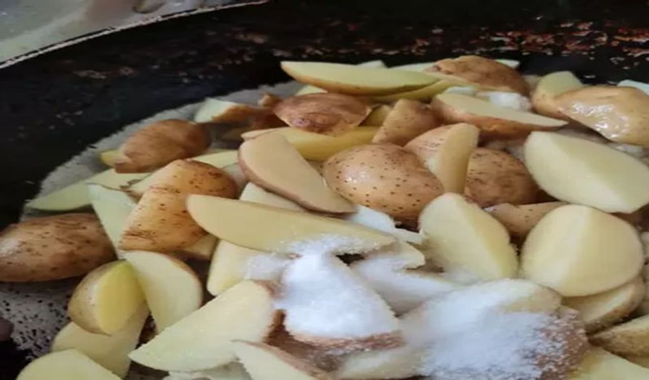 <p><strong>ಬೇಕಾದ ವಸ್ತುಗಳು: </strong>1 ಹೂಕೋಸು, 250 ಗ್ರಾಂ ಆಲೂಗಡ್ಡೆ, 1 ಬೌಲ್ ಬಟಾಣಿ, 3 ಈರುಳ್ಳಿ, 4 ಟೊಮ್ಯಾಟೊ, 4 ಹಸಿರು ಮೆಣಸಿನಕಾಯಿ, 2 ಚಮಚ ಬೆಳ್ಳುಳ್ಳಿ ಪೇಸ್ಟ್ , 2 ಚಮಚ ಶುಂಠಿ ಪೇಸ್ಟ್, 1 ತೇಜ್ಪತ್ತ, 1 ದೊಡ್ಡ ಏಲಕ್ಕಿ, 2 ಲವಂಗ, 1 ತುಂಡು ದಾಲ್ಚಿನ್ನಿ, 1 ಟೀಸ್ಪೂನ್ ಉಪ್ಪು, 1 ಟೀಸ್ಪೂನ್ ಖಾರದ ಪುಡಿ, 1/2 ಟೀಸ್ಪೂನ್ ಅರಿಶಿನ, 1 ಟೀಸ್ಪೂನ್ ಗರಂ ಮಸಾಲ, ಸ್ವಲ್ಪ ಕೊತ್ತಂಬರಿ ಸೊಪ್ಪು.<br />ಮೊದಲು ಆಲೂಗಡ್ಡೆ, ಹೂಕೋಸುಮತ್ತು ಬಟಾಣಿ ನೀರಿನಿಂದ ಚೆನ್ನಾಗಿ ತೊಳೆಯಿರಿ.</p> <p><strong>ಬೇಕಾದ ವಸ್ತುಗಳು: </strong>1 ಹೂಕೋಸು, 250 ಗ್ರಾಂ ಆಲೂಗಡ್ಡೆ, 1 ಬೌಲ್ ಬಟಾಣಿ, 3 ಈರುಳ್ಳಿ, 4 ಟೊಮ್ಯಾಟೊ, 4 ಹಸಿರು ಮೆಣಸಿನಕಾಯಿ, 2 ಚಮಚ ಬೆಳ್ಳುಳ್ಳಿ ಪೇಸ್ಟ್ , 2 ಚಮಚ ಶುಂಠಿ ಪೇಸ್ಟ್, 1 ತೇಜ್ಪತ್ತ, 1 ದೊಡ್ಡ ಏಲಕ್ಕಿ, 2 ಲವಂಗ, 1 ತುಂಡು ದಾಲ್ಚಿನ್ನಿ, 1 ಟೀಸ್ಪೂನ್ ಉಪ್ಪು, 1 ಟೀಸ್ಪೂನ್ ಖಾರದ ಪುಡಿ, 1/2 ಟೀಸ್ಪೂನ್ ಅರಿಶಿನ, 1 ಟೀಸ್ಪೂನ್ ಗರಂ ಮಸಾಲ, ಸ್ವಲ್ಪ ಕೊತ್ತಂಬರಿ ಸೊಪ್ಪು.<br />ಮೊದಲು ಆಲೂಗಡ್ಡೆ, ಹೂಕೋಸುಮತ್ತು ಬಟಾಣಿ ನೀರಿನಿಂದ ಚೆನ್ನಾಗಿ ತೊಳೆಯಿರಿ.</p>