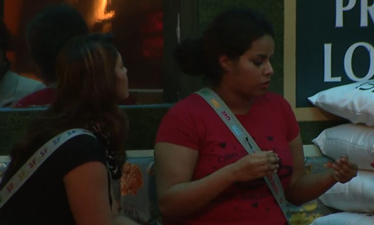 <p>എല്ലാവരും പരിചയപ്പെട്ട് കഴിഞ്ഞ് രാത്രിയില് സംസാരിക്കവേയാണ് മിഷേലും സജ്നയും ഫിറോസും മറ്റ് മത്സരാര്ഥികളെ കുറിച്ച് പറഞ്ഞത്.</p><p> </p> <p>എല്ലാവരും പരിചയപ്പെട്ട് കഴിഞ്ഞ് രാത്രിയില് സംസാരിക്കവേയാണ് മിഷേലും സജ്നയും ഫിറോസും മറ്റ് മത്സരാര്ഥികളെ കുറിച്ച് പറഞ്ഞത്.</p><p> </p>