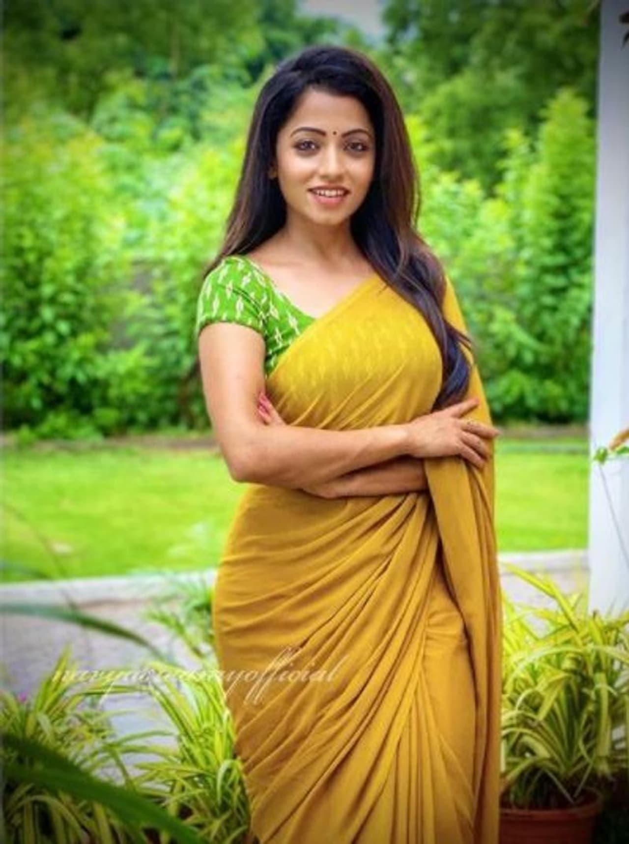 <p>வாணி ராணி, ரன், போன்ற தமிழ் சீரியல்களிலும், அமே கதா, நா பெரு மீனாட்சி, போன்ற தெலுங்கு சீரியல்களிலும் நடித்துள்ளவர் நடிகை நவ்யா சுவாமி.</p> <p>வாணி ராணி, ரன், போன்ற தமிழ் சீரியல்களிலும், அமே கதா, நா பெரு மீனாட்சி, போன்ற தெலுங்கு சீரியல்களிலும் நடித்துள்ளவர் நடிகை நவ்யா சுவாமி.</p>